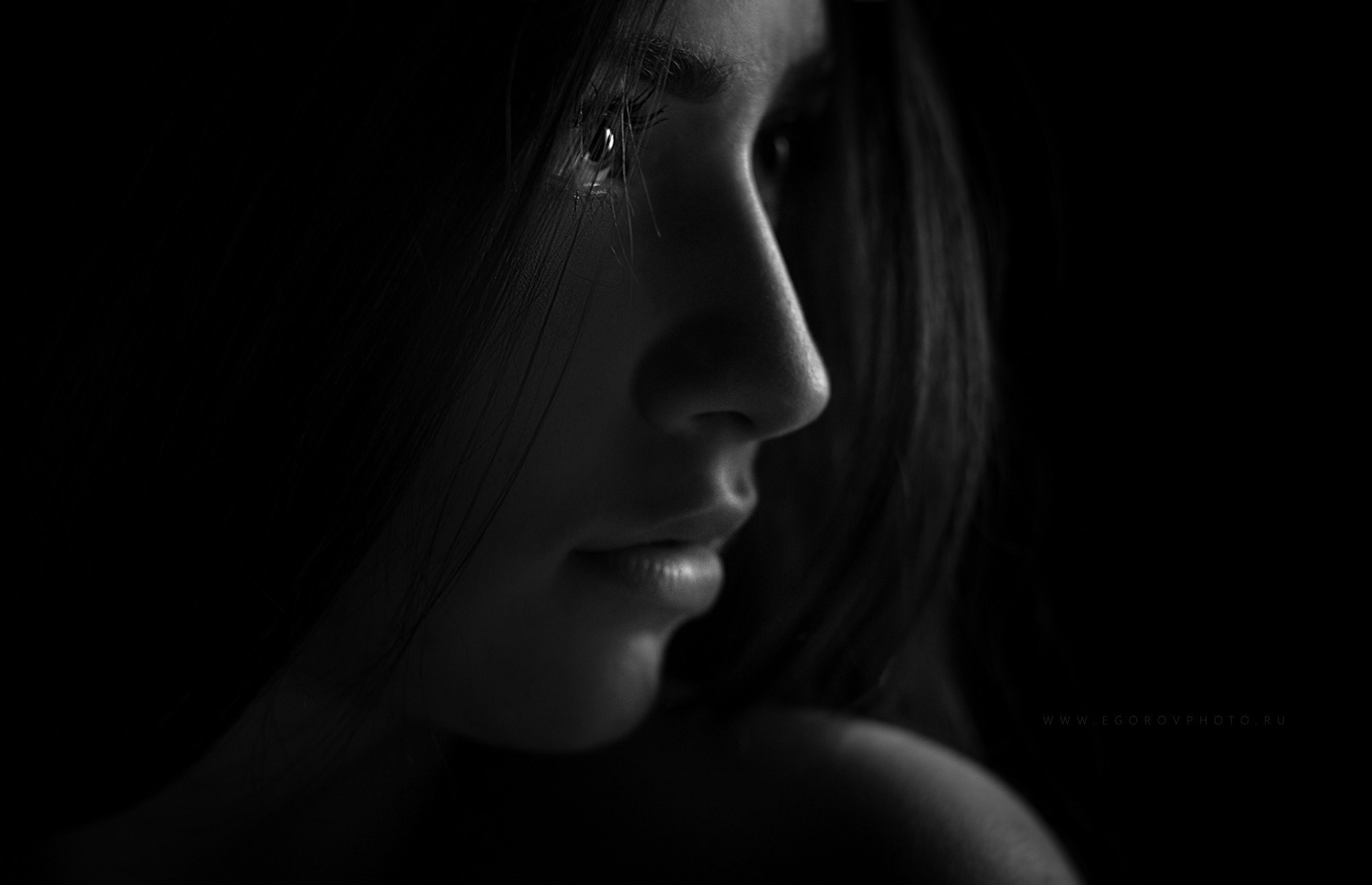 Monochrome portrait of a woman's face HD Wallpaper