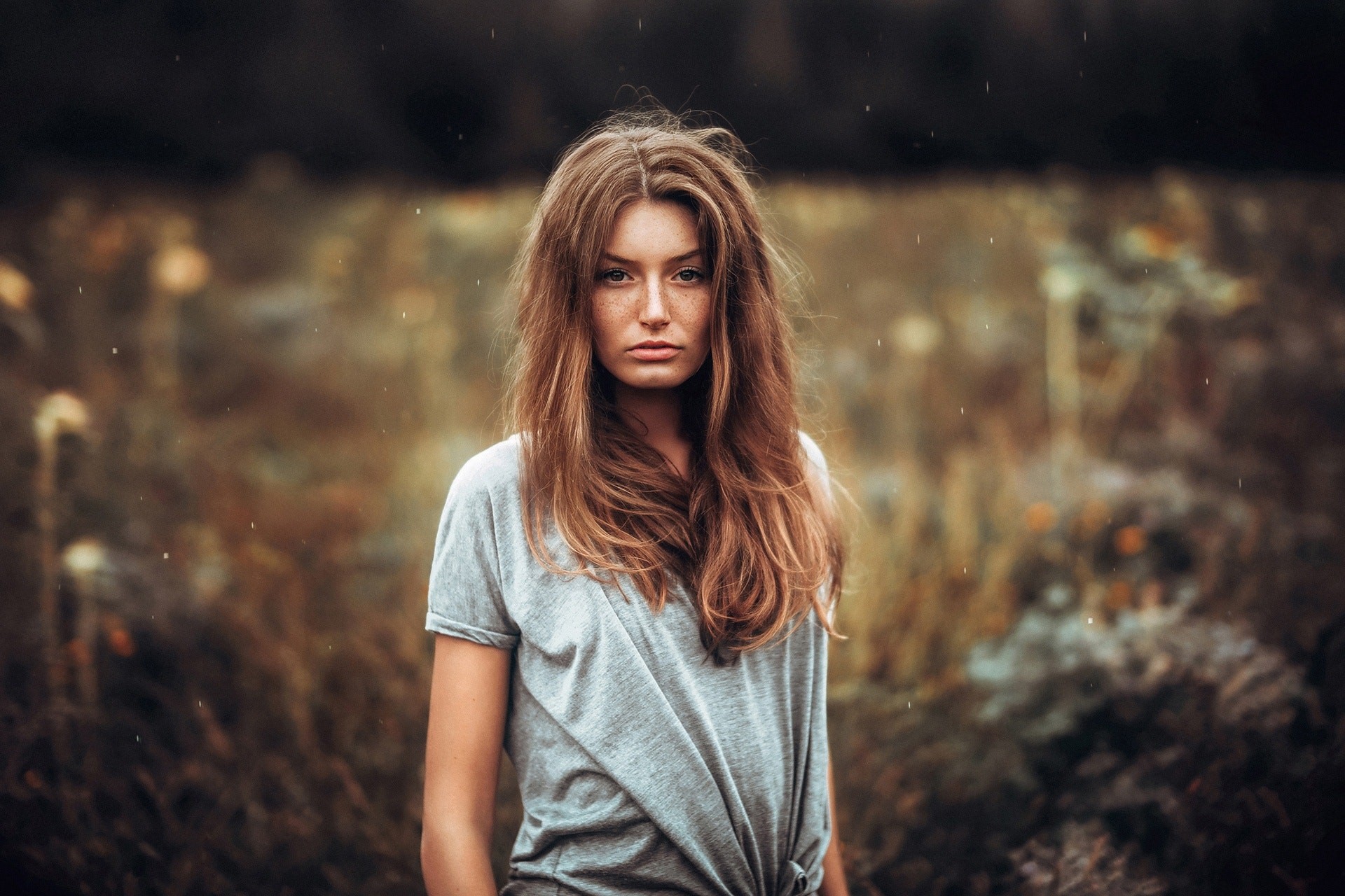Woman with freckles in a grey t-shirt outdoors HD Wallpaper
