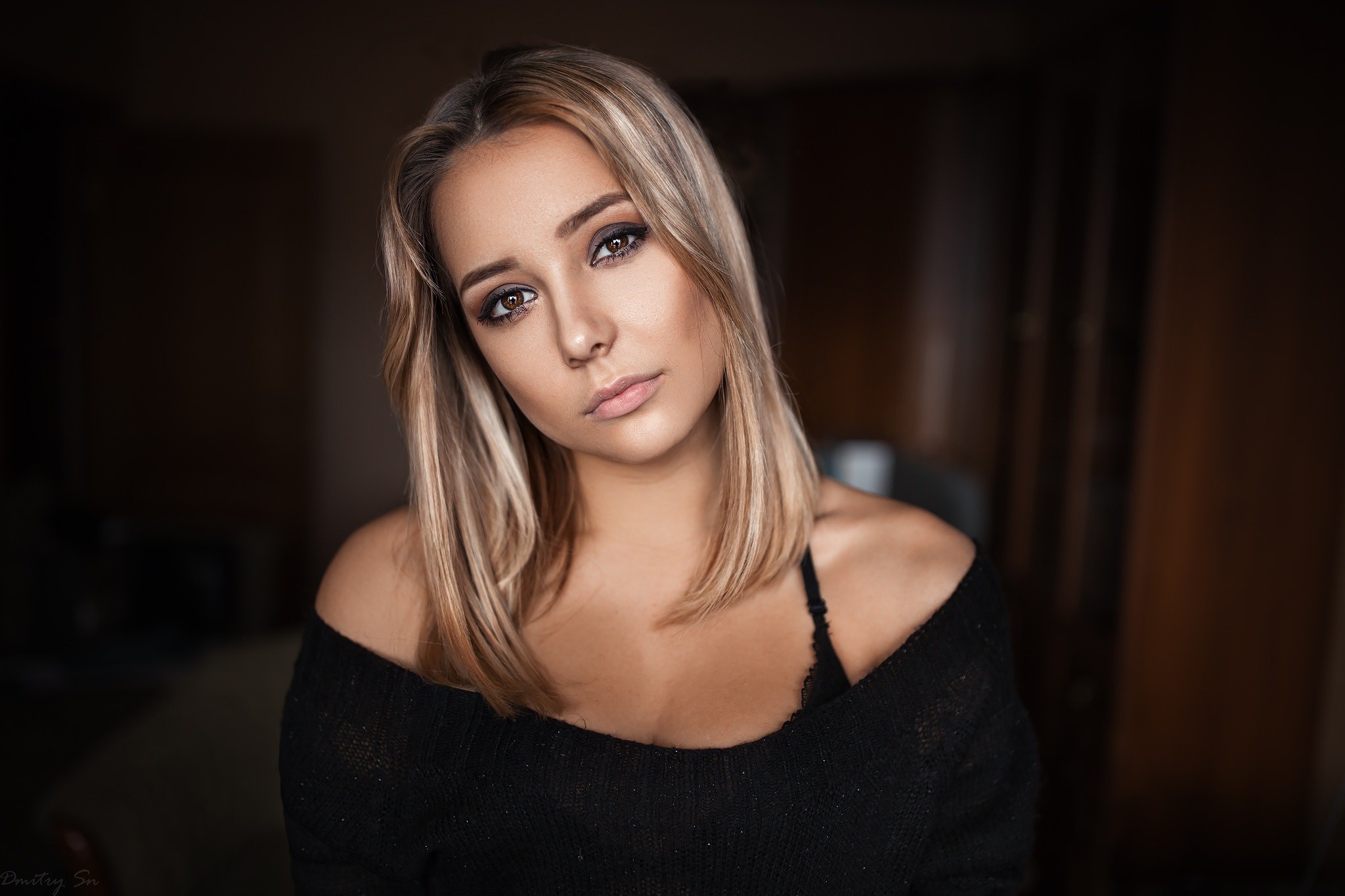 Portrait of a blonde woman HD Wallpaper