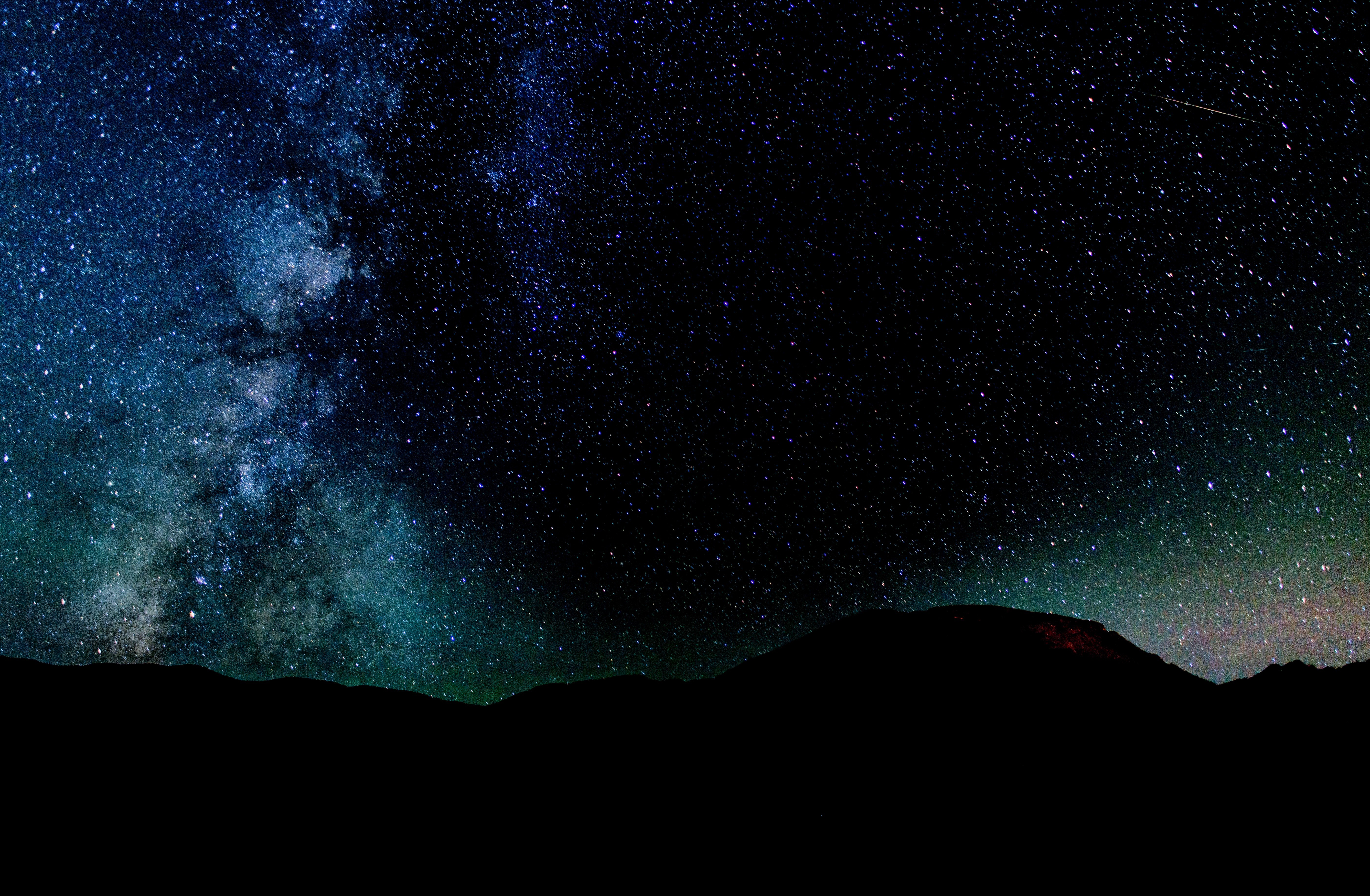Milky Way galaxy over silhouetted mountains HD Wallpaper