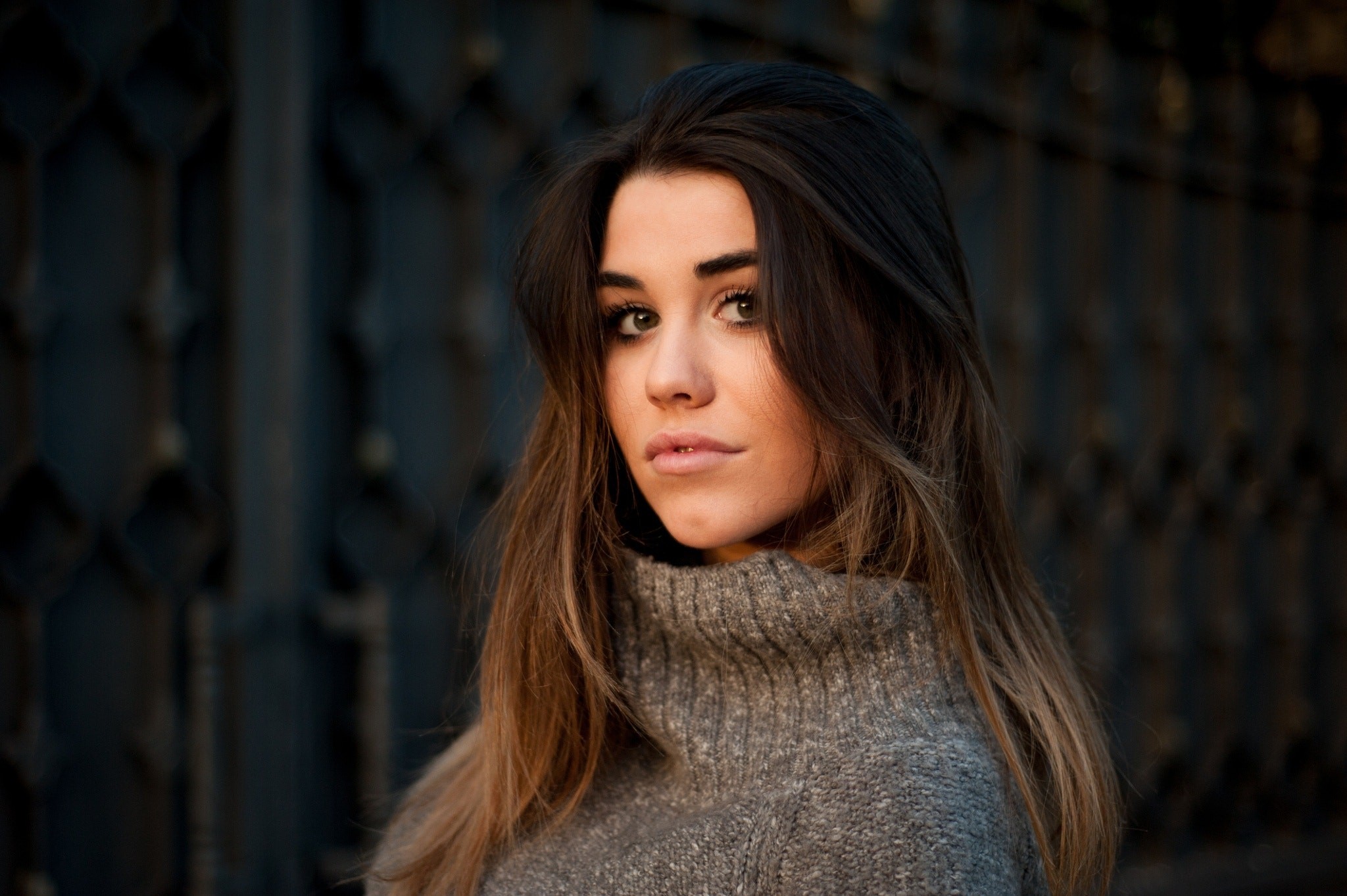 Woman wearing a grey turtleneck sweater HD Wallpaper