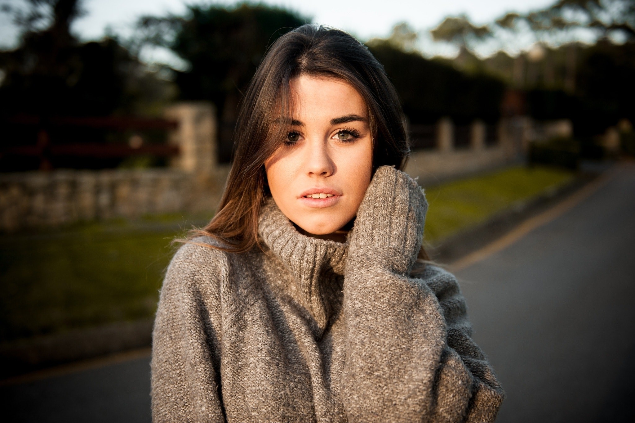Woman in a grey sweater outdoors HD Wallpaper