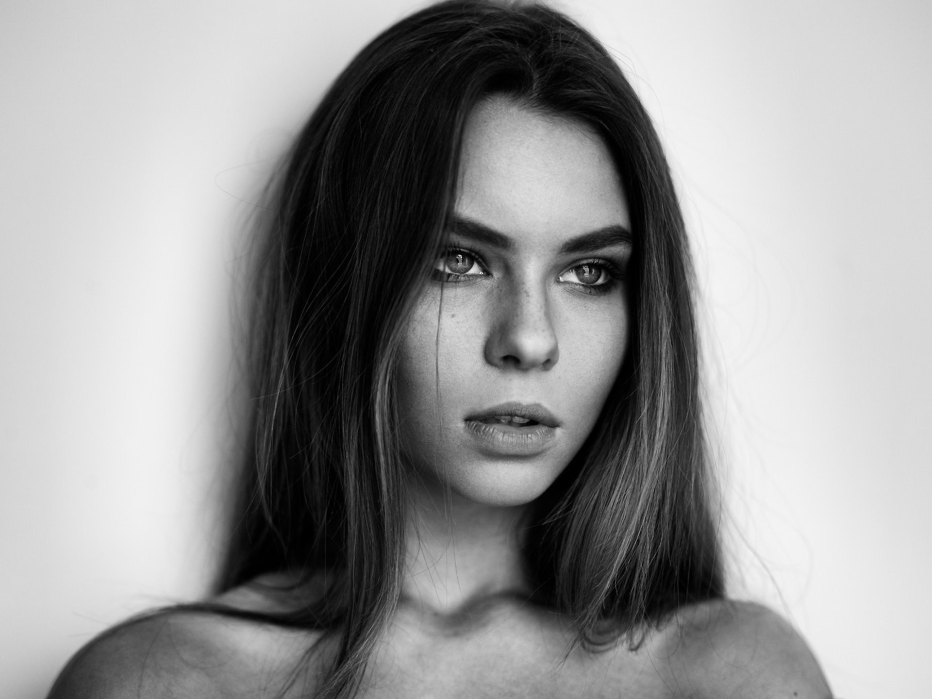 Monochrome portrait of a woman HD Wallpaper