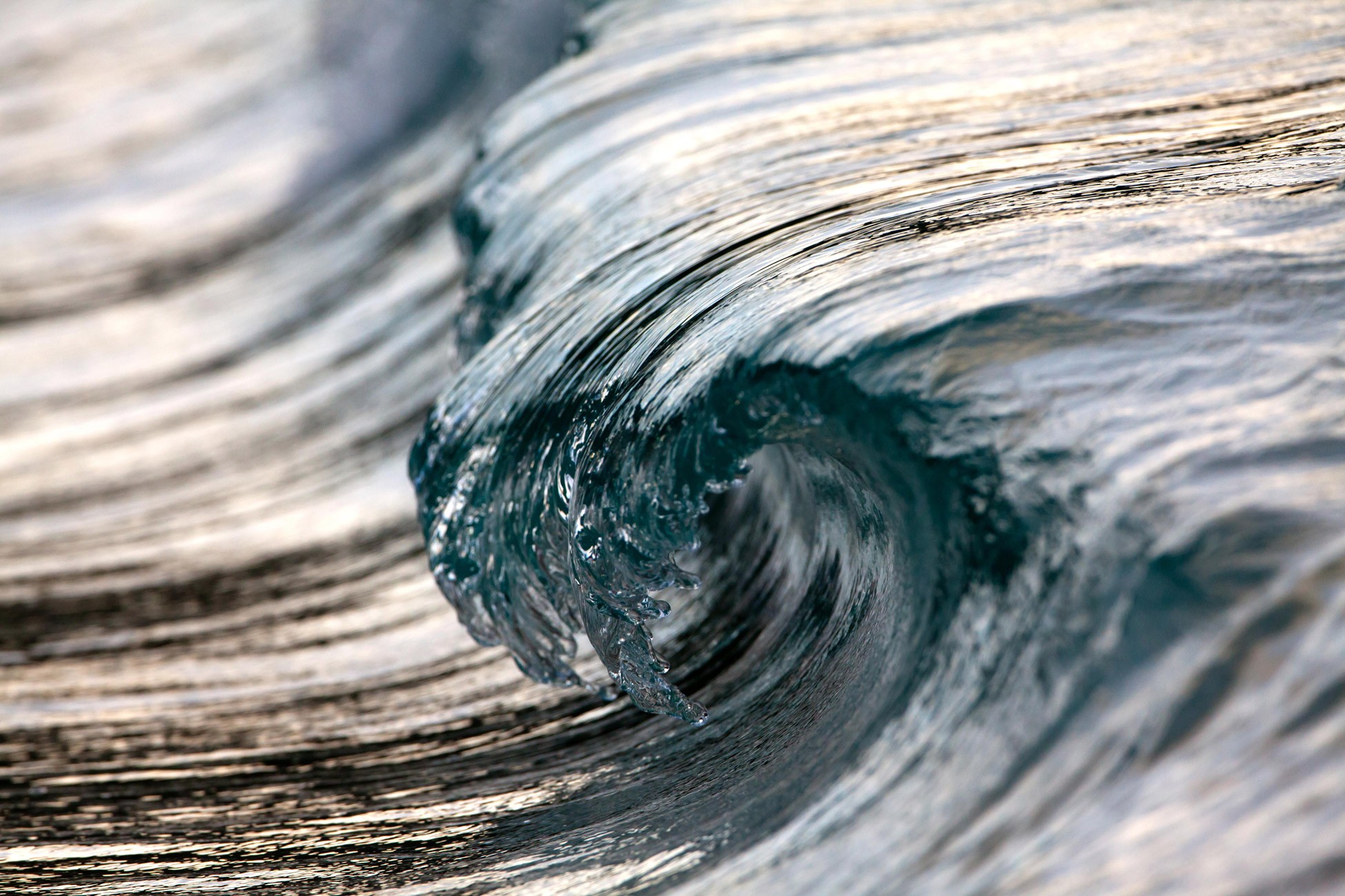 Close-up of a breaking ocean wave HD Wallpaper