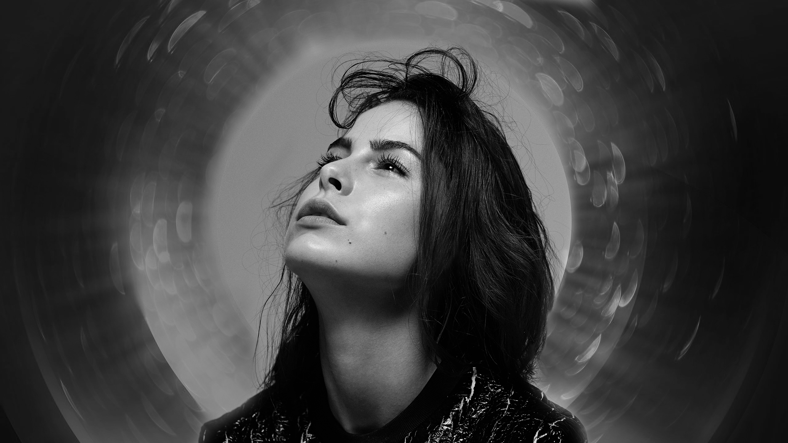 Lena Meyer-Landrut looking up in monochrome HD Wallpaper