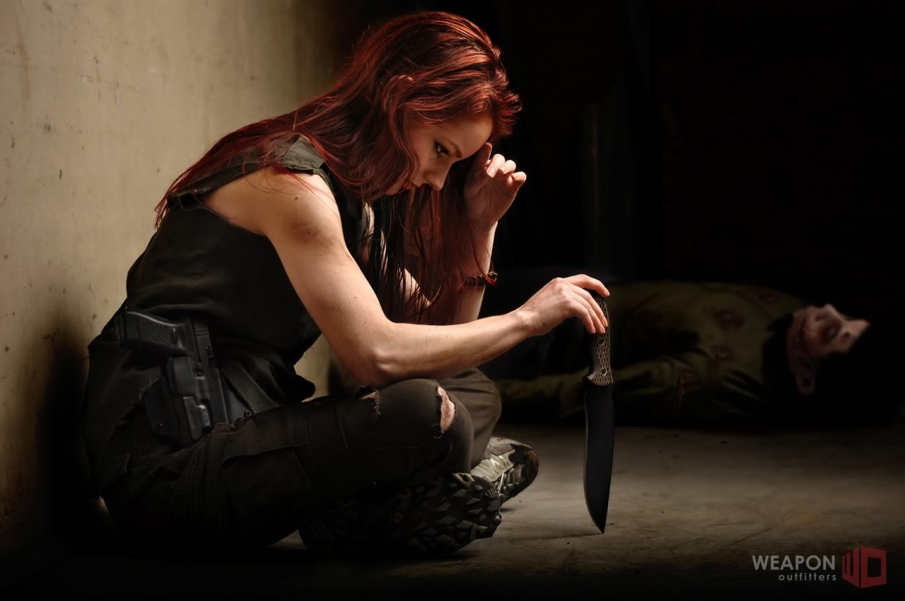 Woman with knife and Glock 19 HD Wallpaper