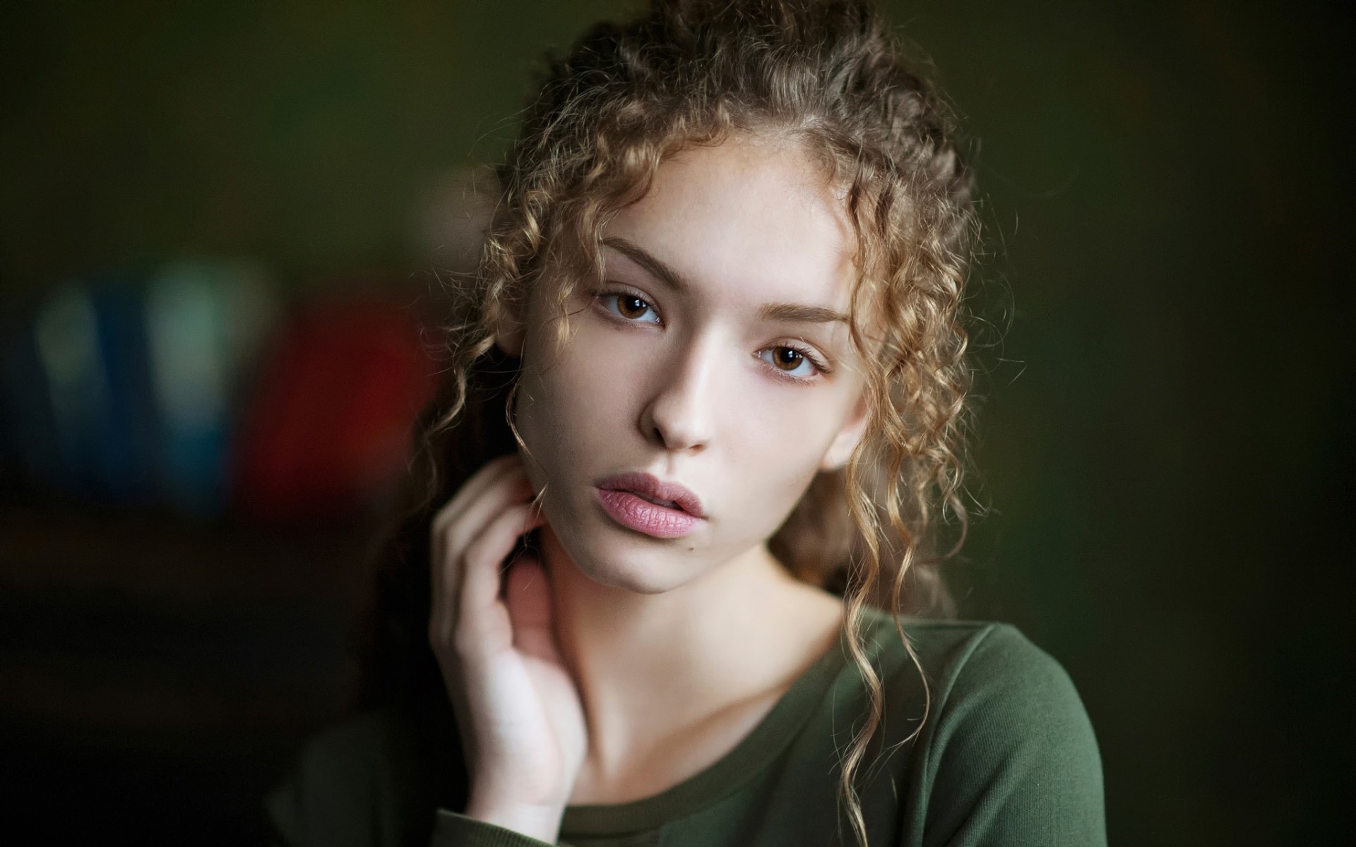 Portrait of a young woman with curly hair HD Wallpaper