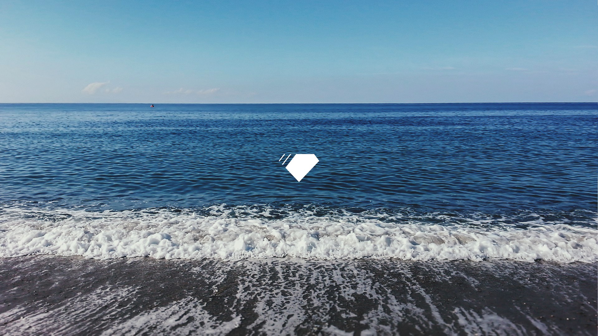 Ocean waves crashing on a sandy beach HD Wallpaper
