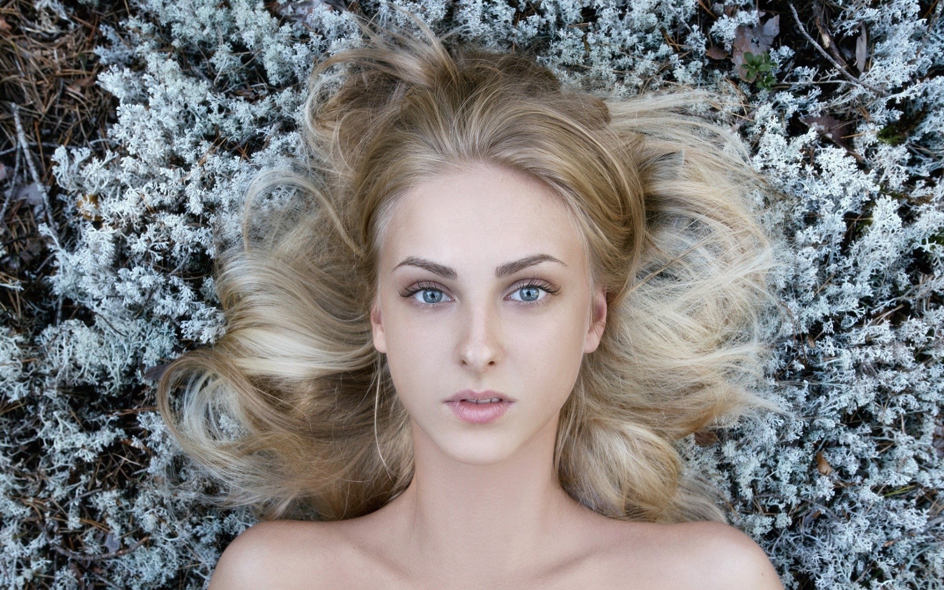Portrait of Tatiana Mertsalova lying on moss HD Wallpaper