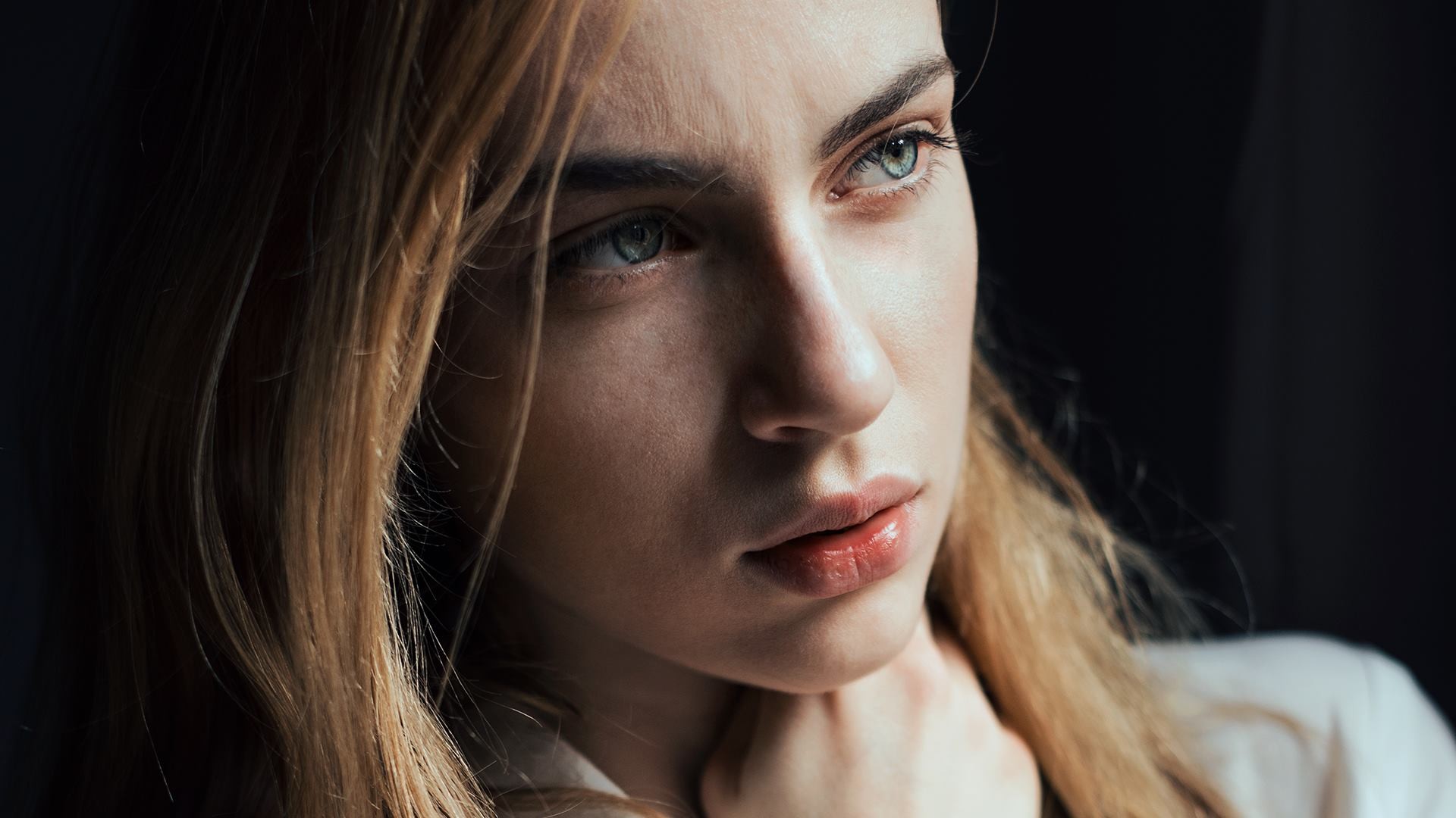 Woman with blonde hair and green eyes looking away HD Wallpaper