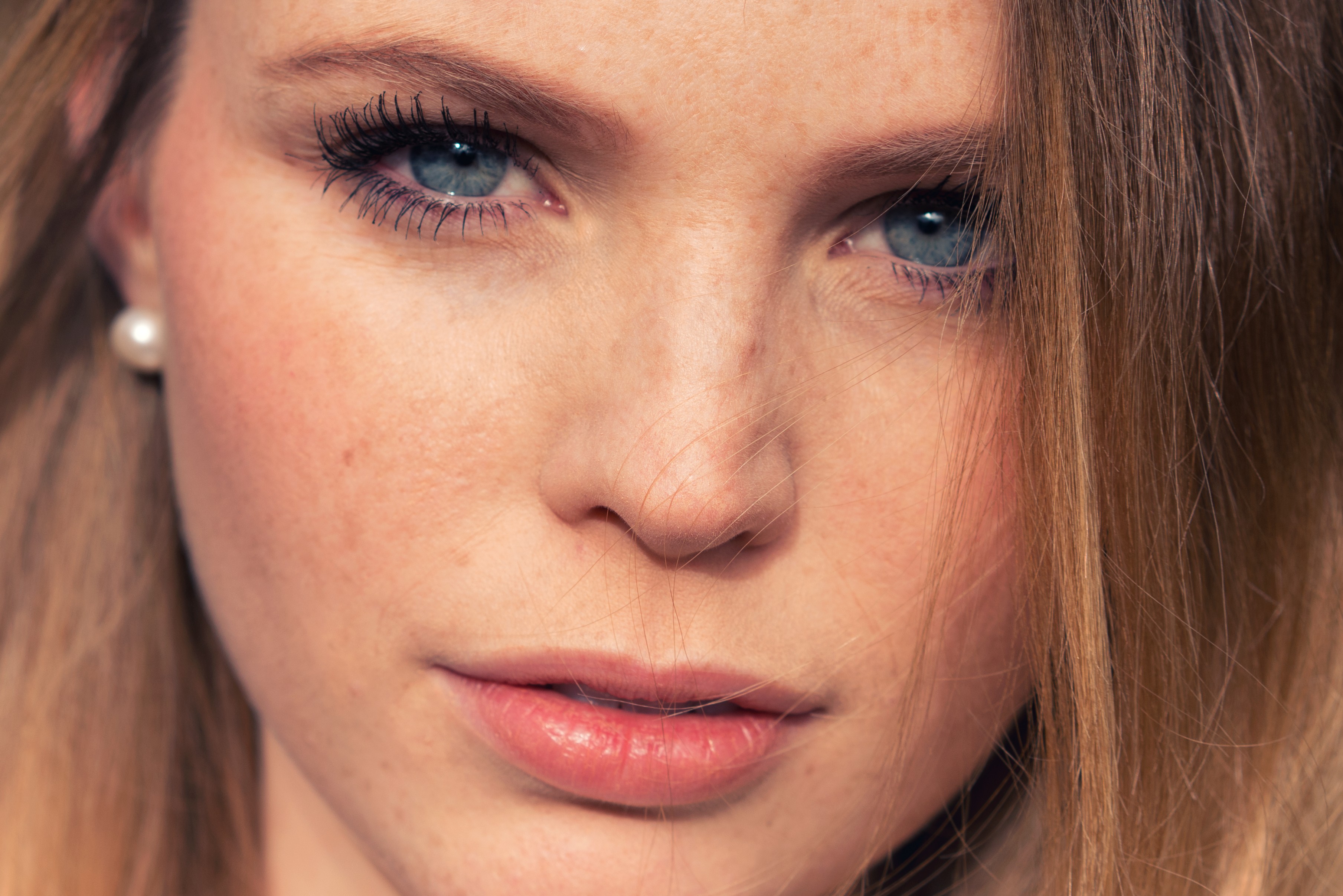 Woman with blue eyes and blond hair HD Wallpaper