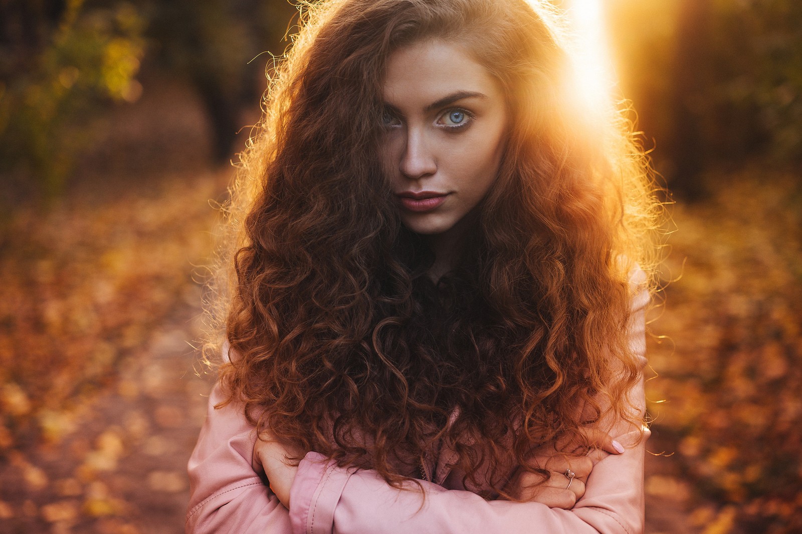 Woman with curly hair and blue eyes in sunlight HD Wallpaper