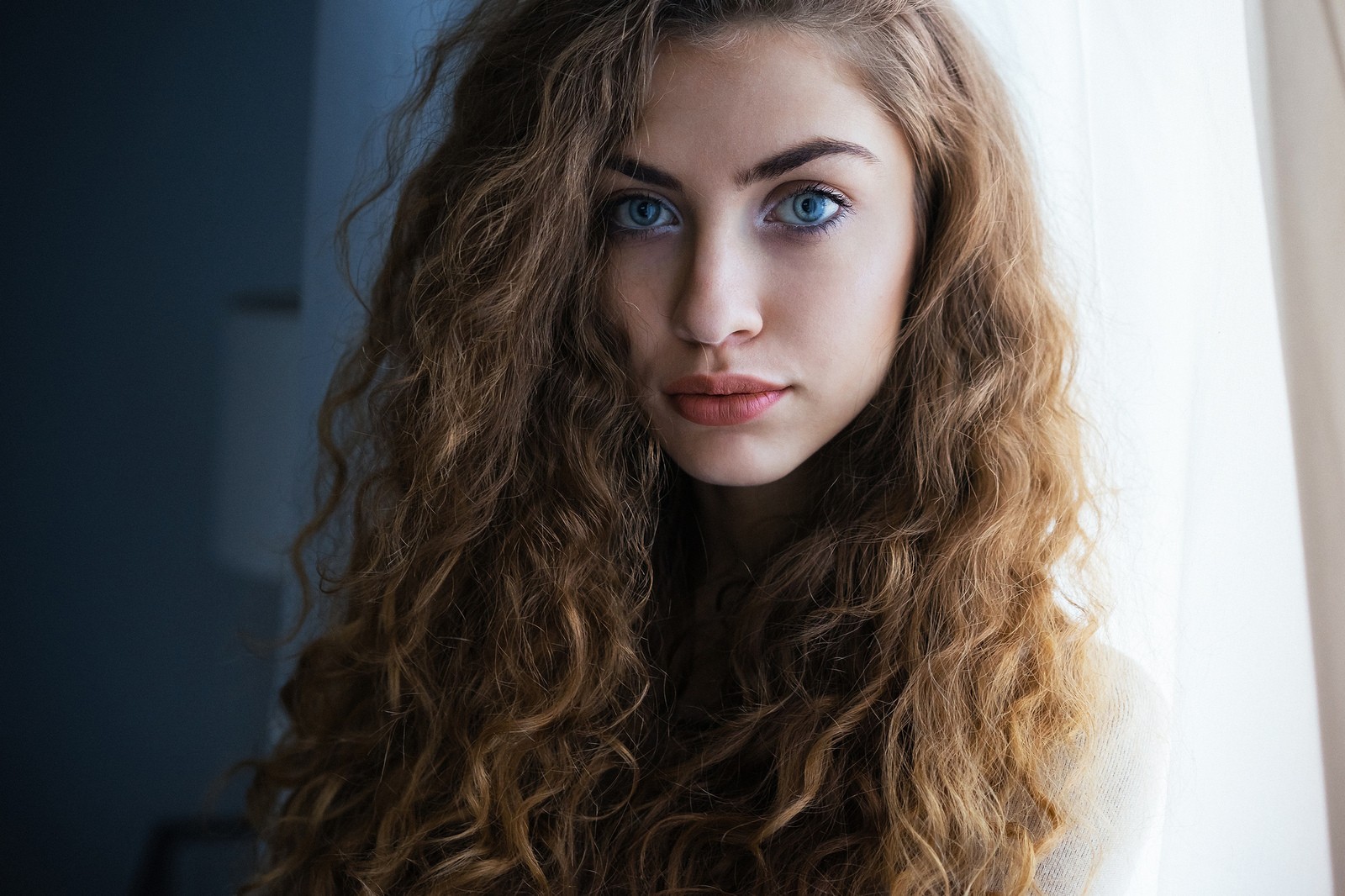 Woman with curly brown hair and blue eyes HD Wallpaper