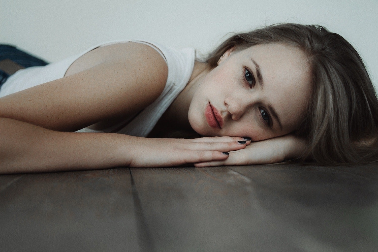 Portrait of a blonde woman lying down HD Wallpaper