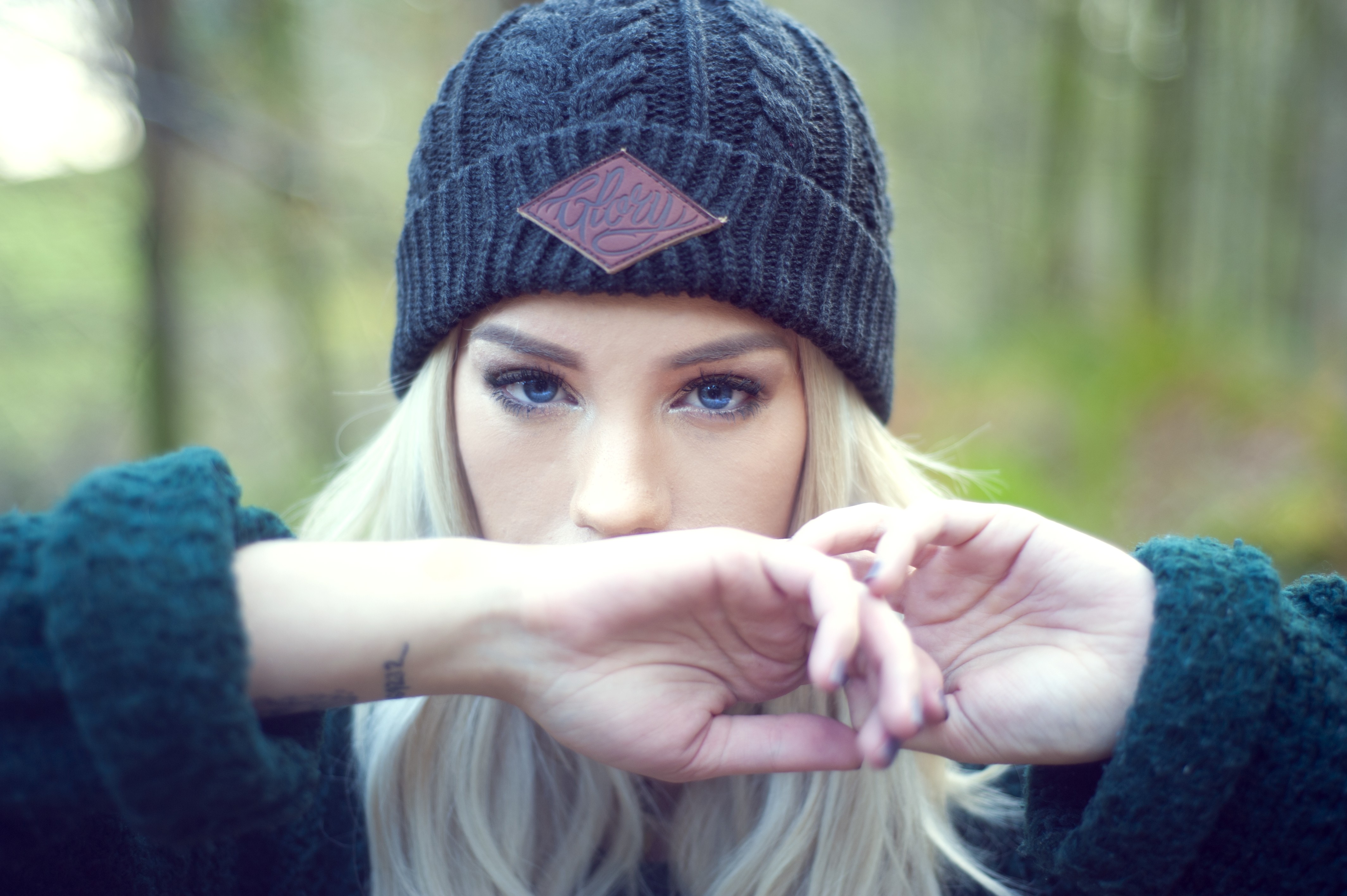 Woman with blue eyes wearing a beanie HD Wallpaper