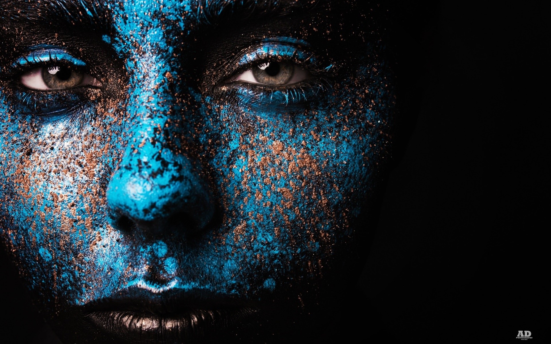 Woman with blue and gold face paint HD Wallpaper