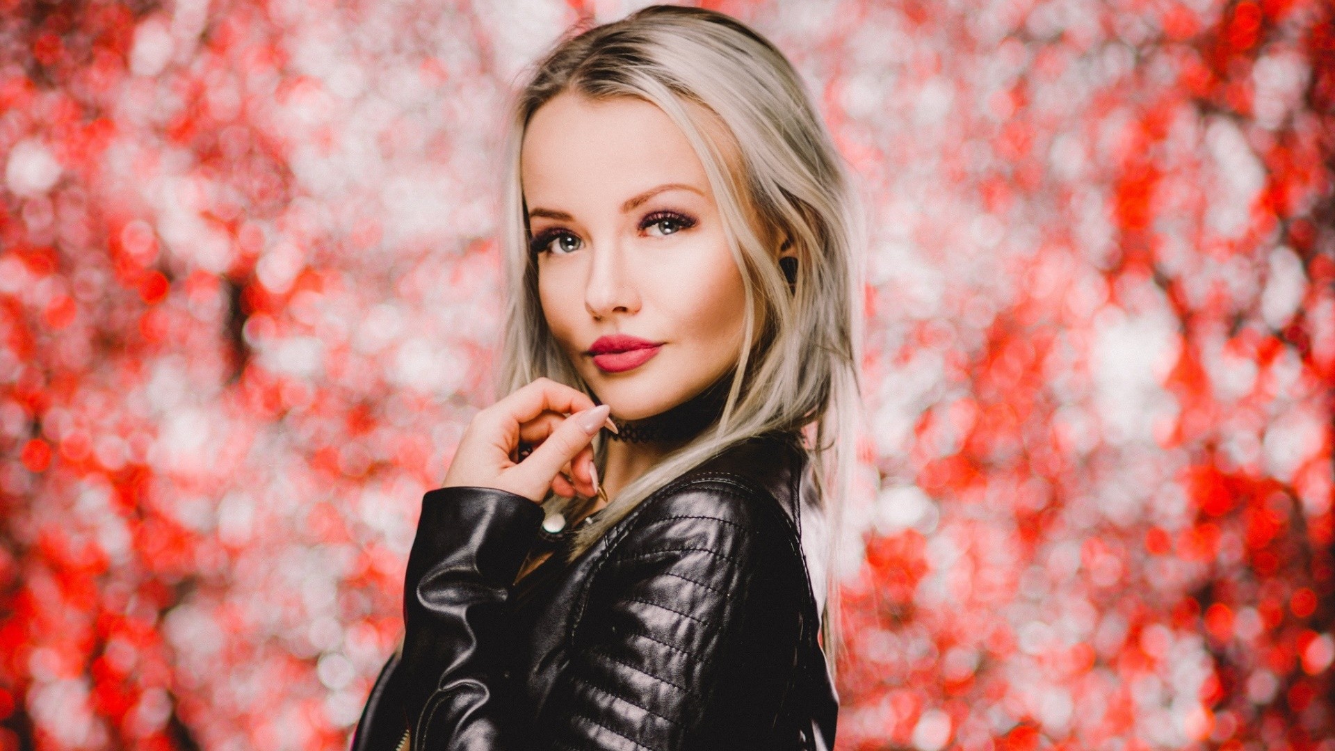 Woman with blonde hair and leather jacket HD Wallpaper