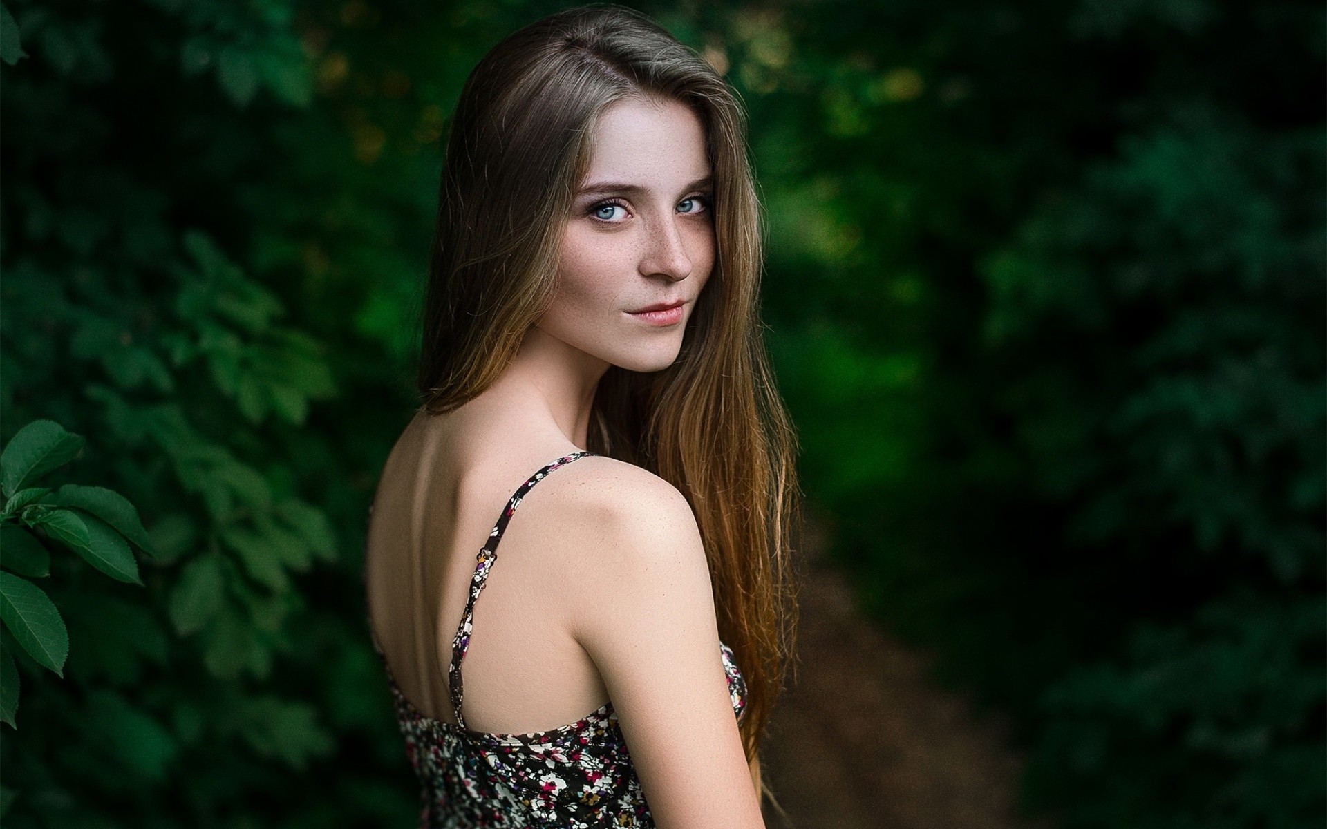 Portrait of a young woman outdoors HD Wallpaper