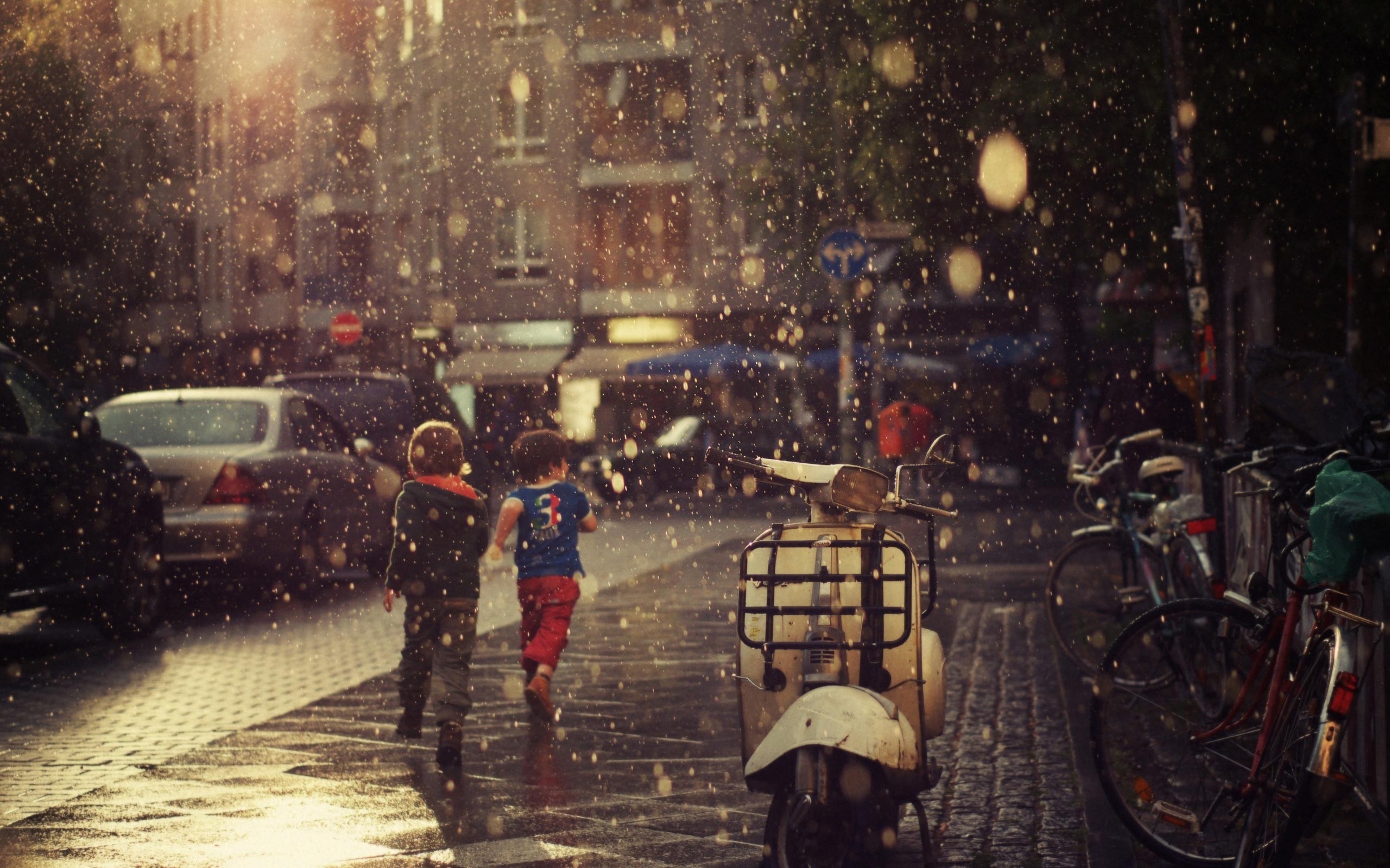 Children running in the rain on a city street HD Wallpaper