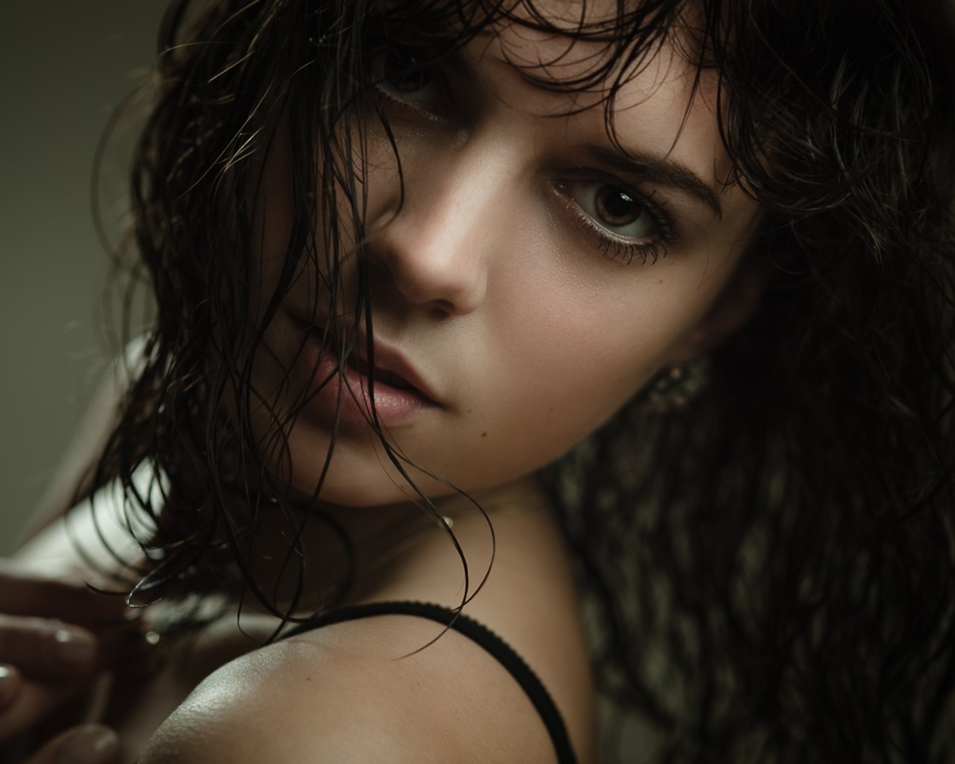 Close-up portrait of a young woman with wet hair HD Wallpaper