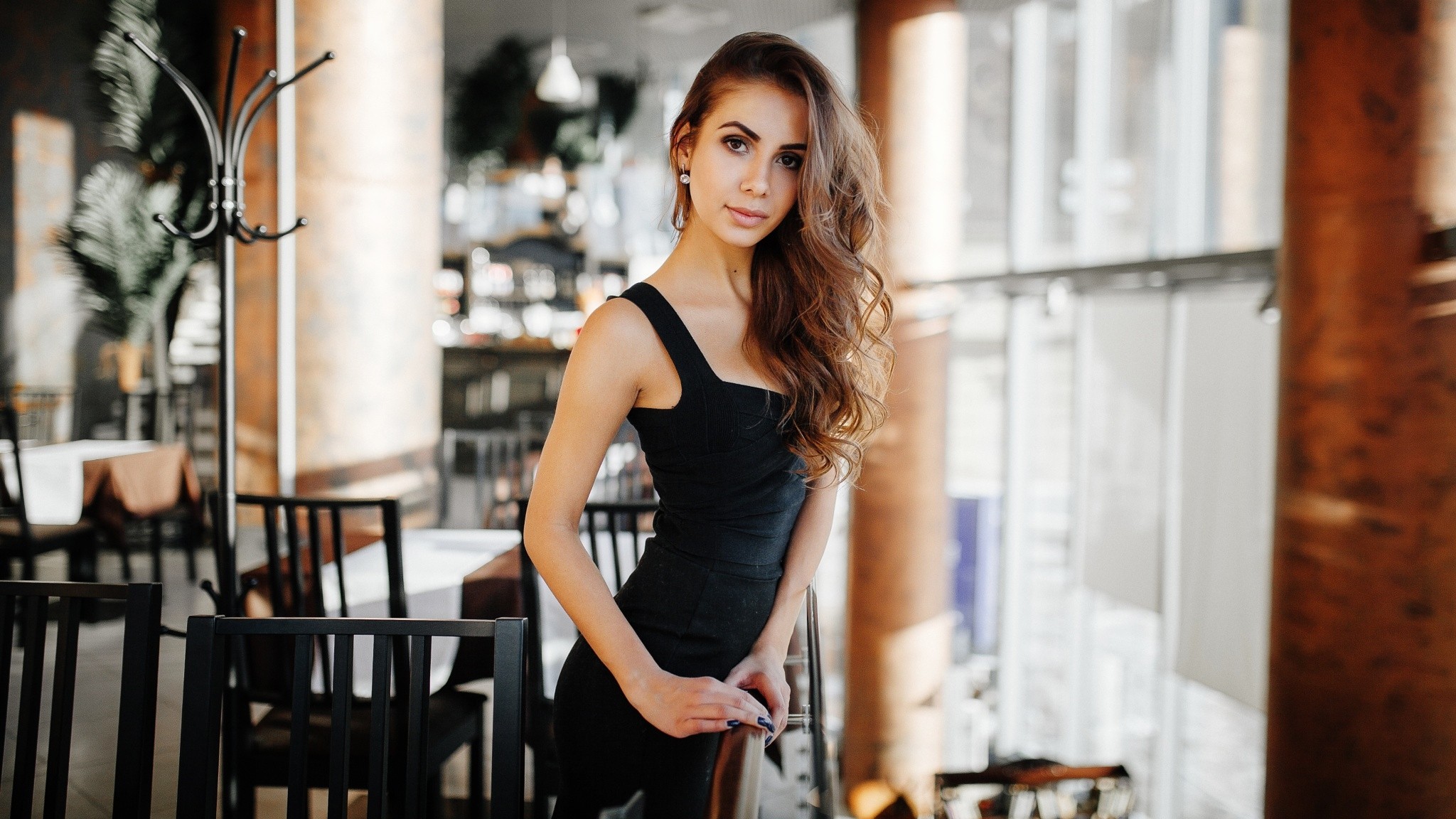Woman in black dress in a restaurant HD Wallpaper