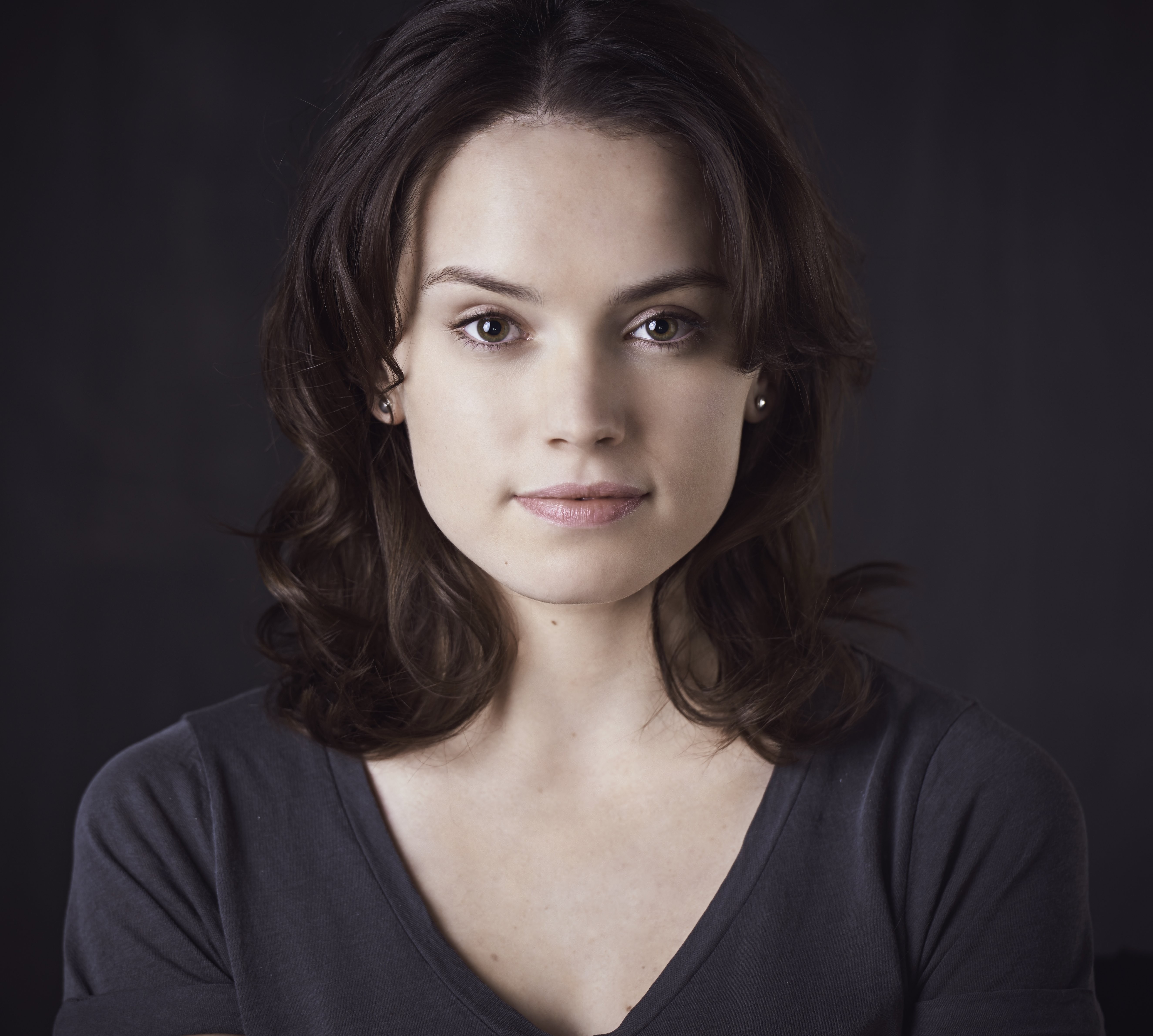 Daisy Ridley portrait HD Wallpaper