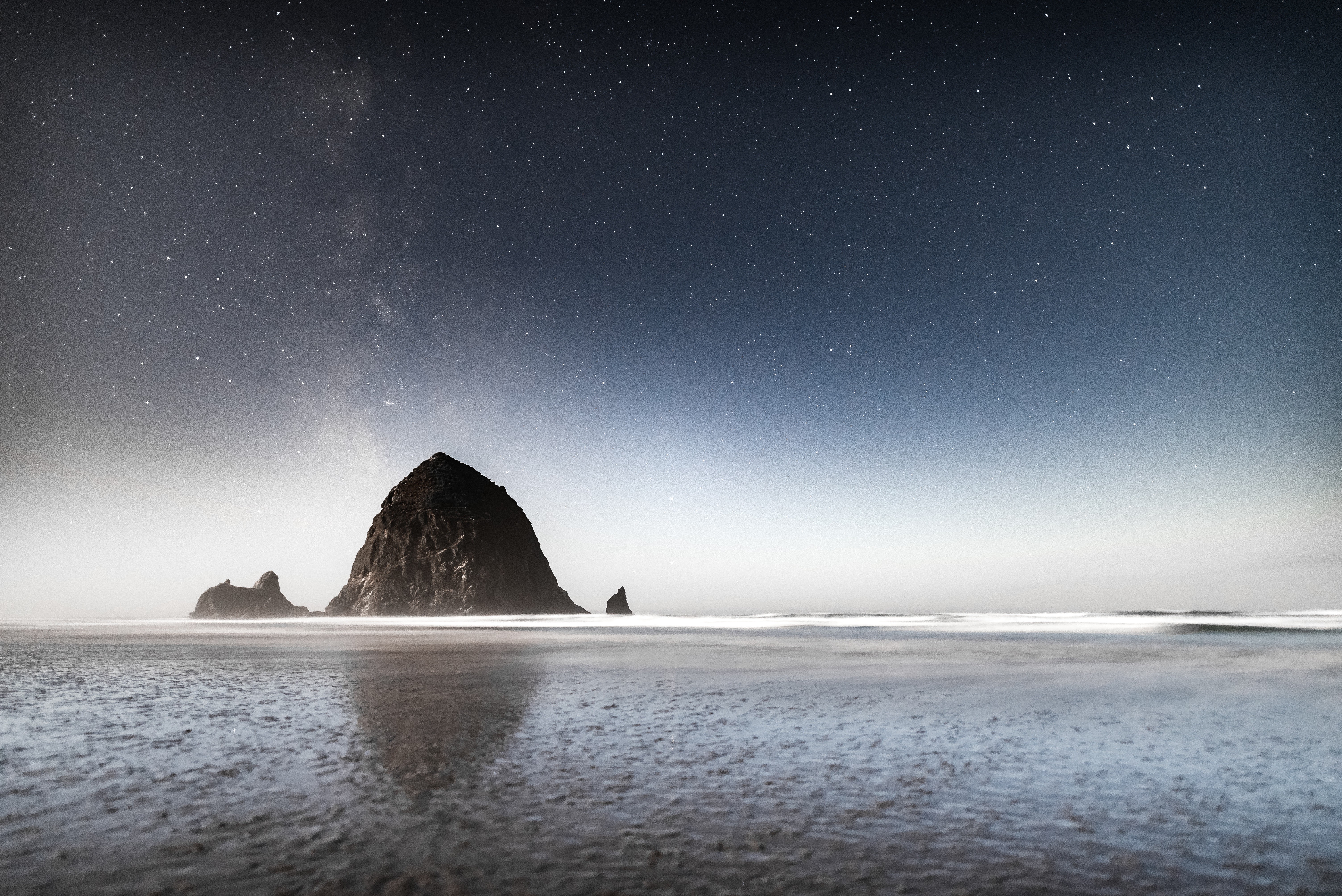 Ocean rocks under starry night sky HD Wallpaper