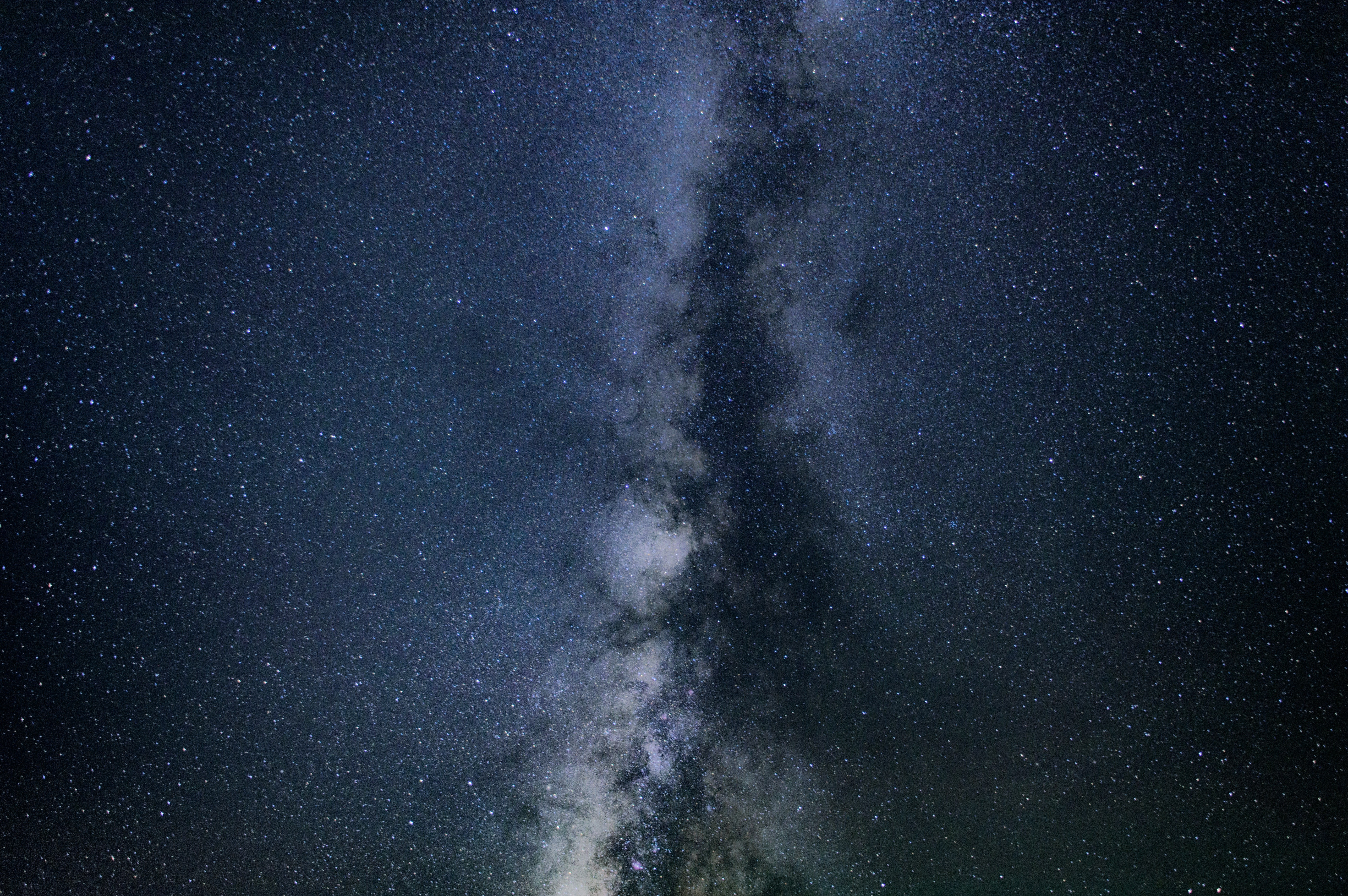 The Milky Way galaxy in the night sky HD Wallpaper