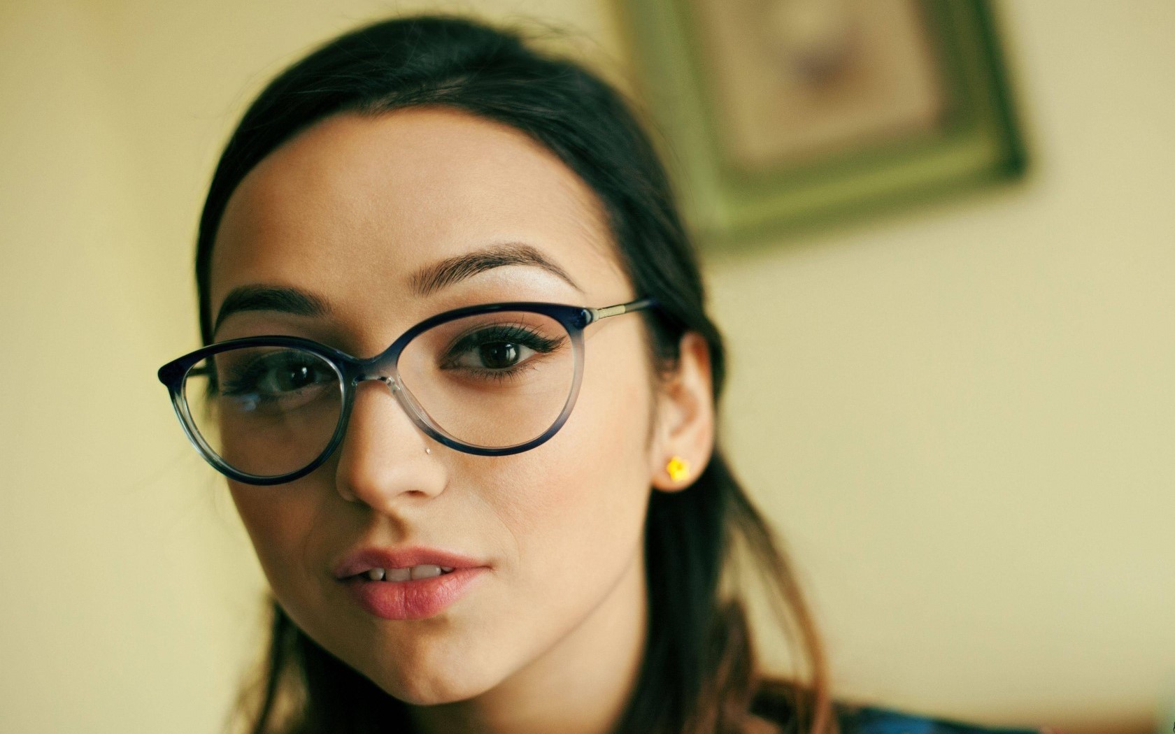 Woman with glasses and yellow earring HD Wallpaper