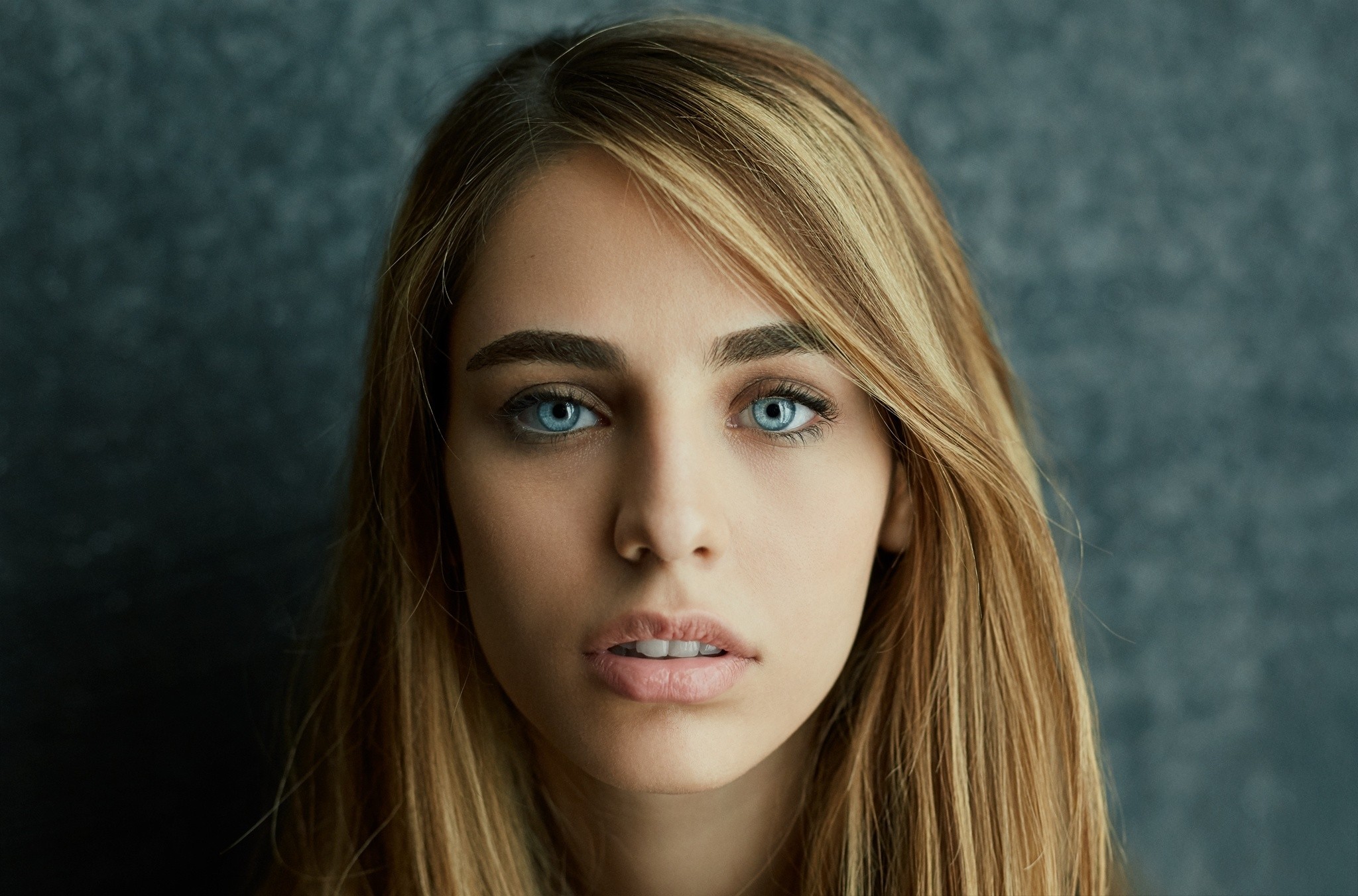 Portrait of a young woman with blonde hair and blue eyes HD Wallpaper