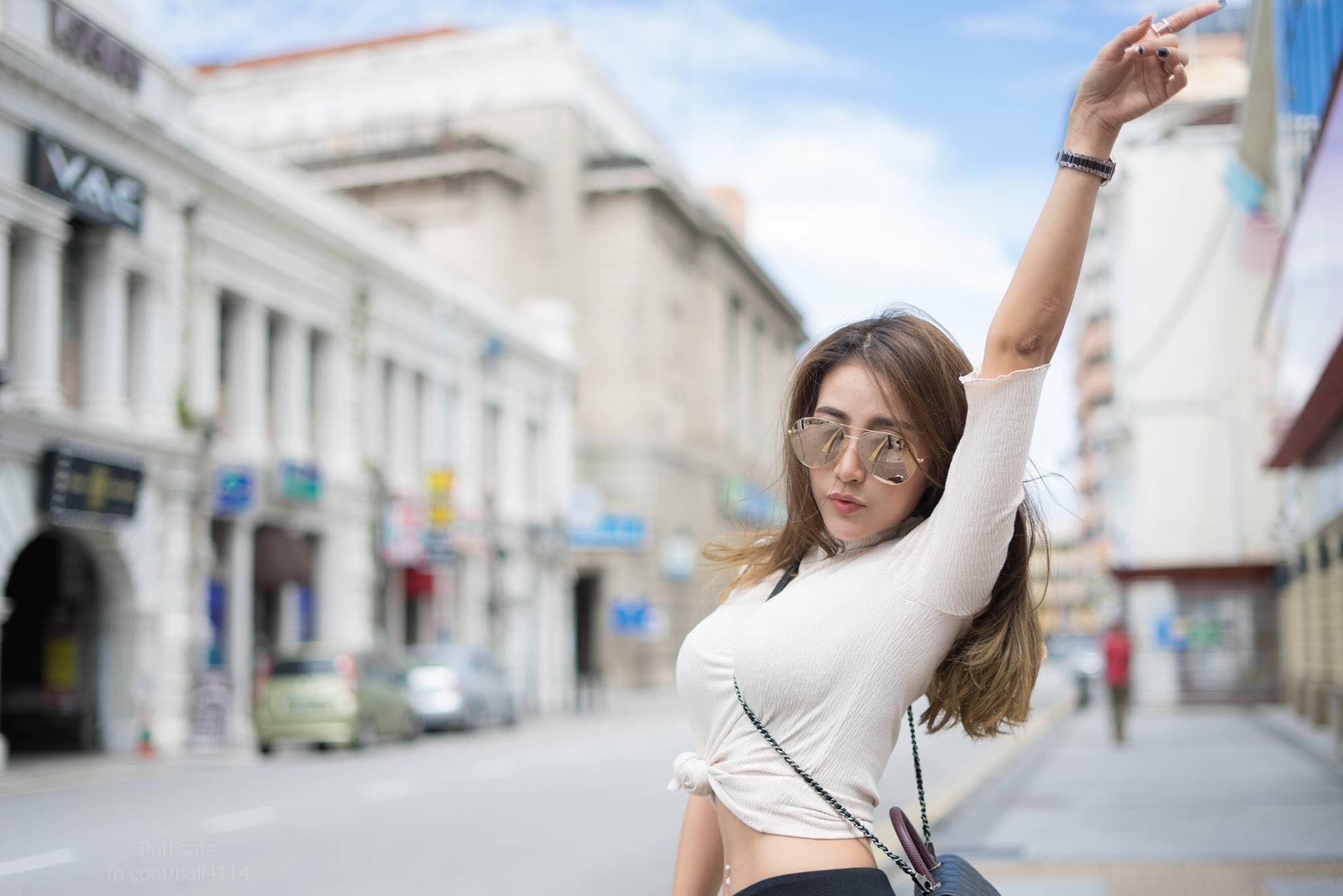 Phasinee Boonrod posing on a street in Thailand HD Wallpaper