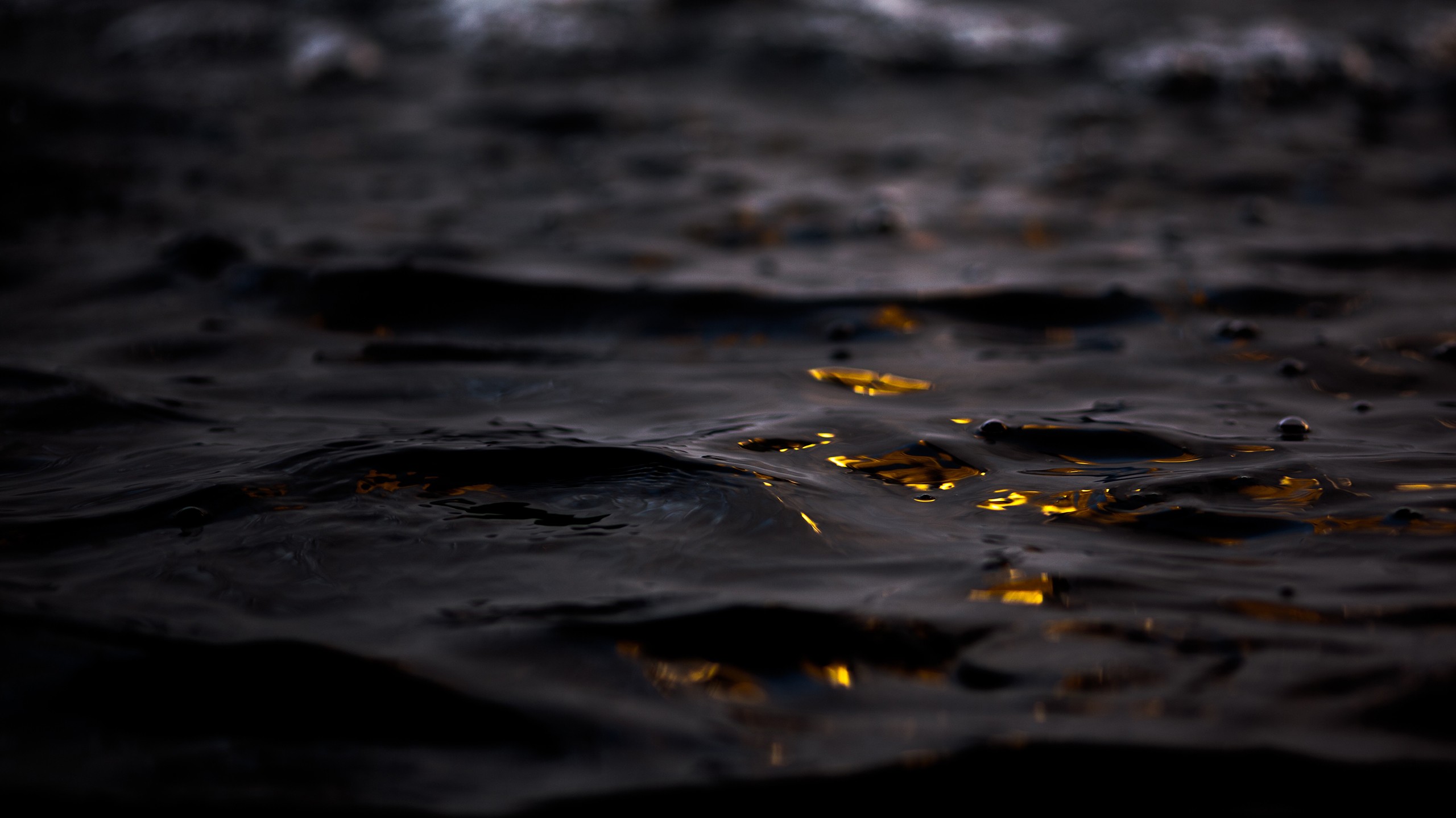 Dark water with reflections of light HD Wallpaper