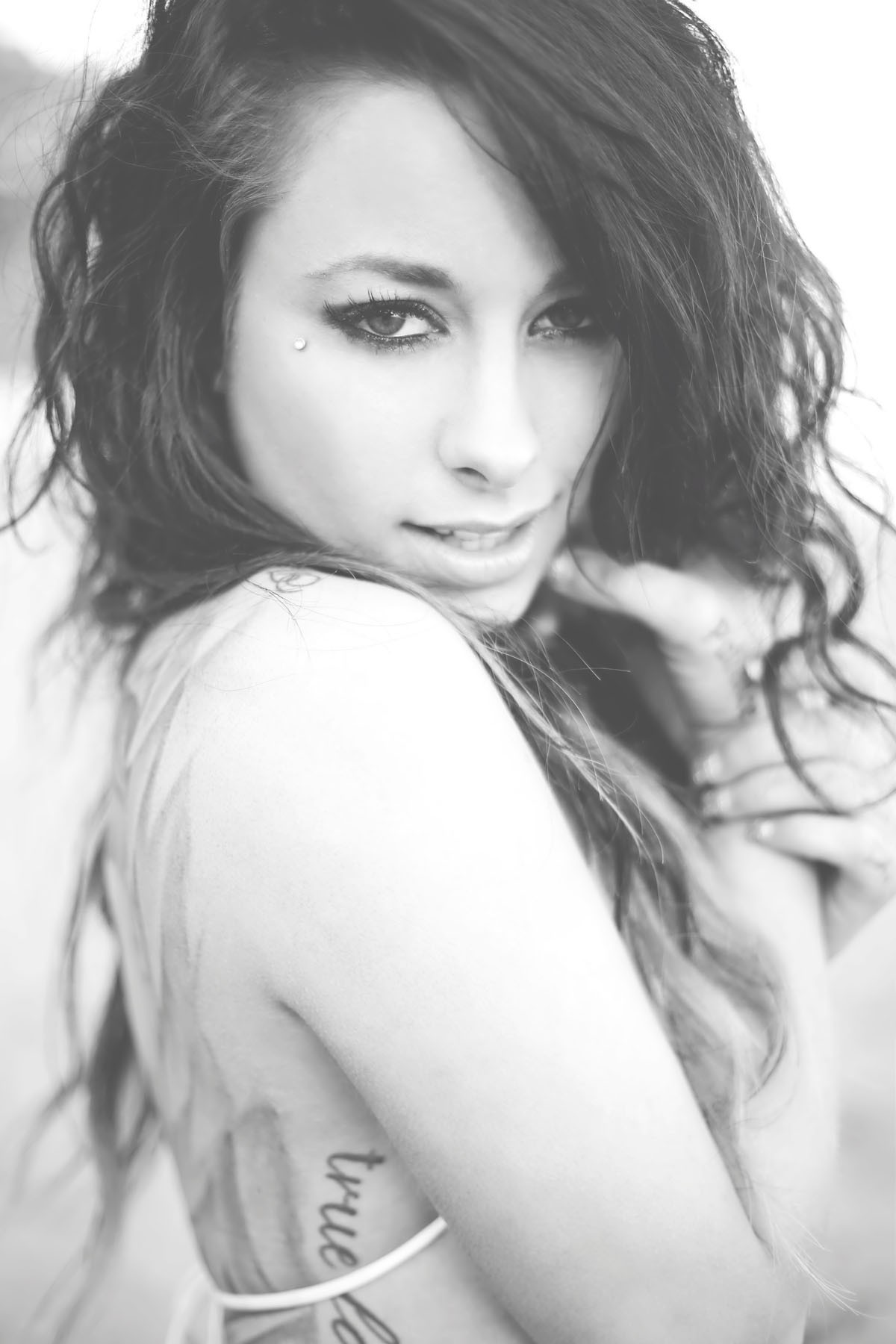 Woman with tattoo and piercing HD Wallpaper