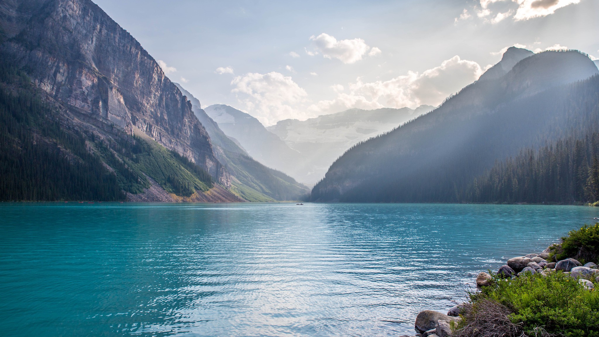 Turquoise lake surrounded by mountains and forest HD Wallpaper