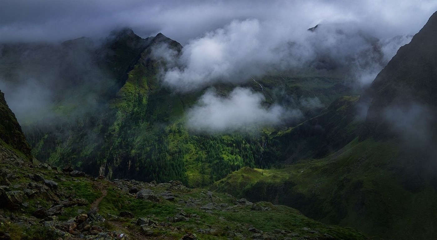 Misty mountains and green valleys in Austria HD Wallpaper
