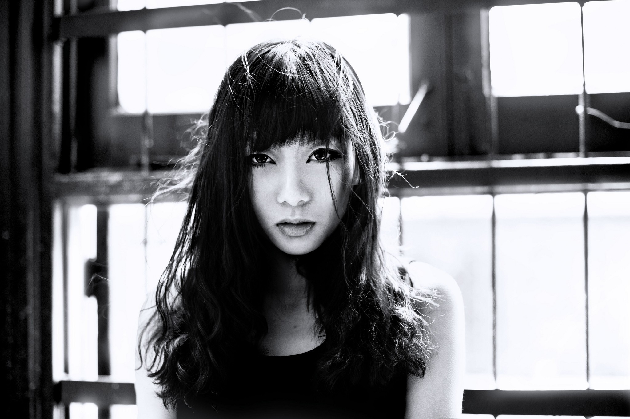 Monochrome portrait of an Asian woman HD Wallpaper