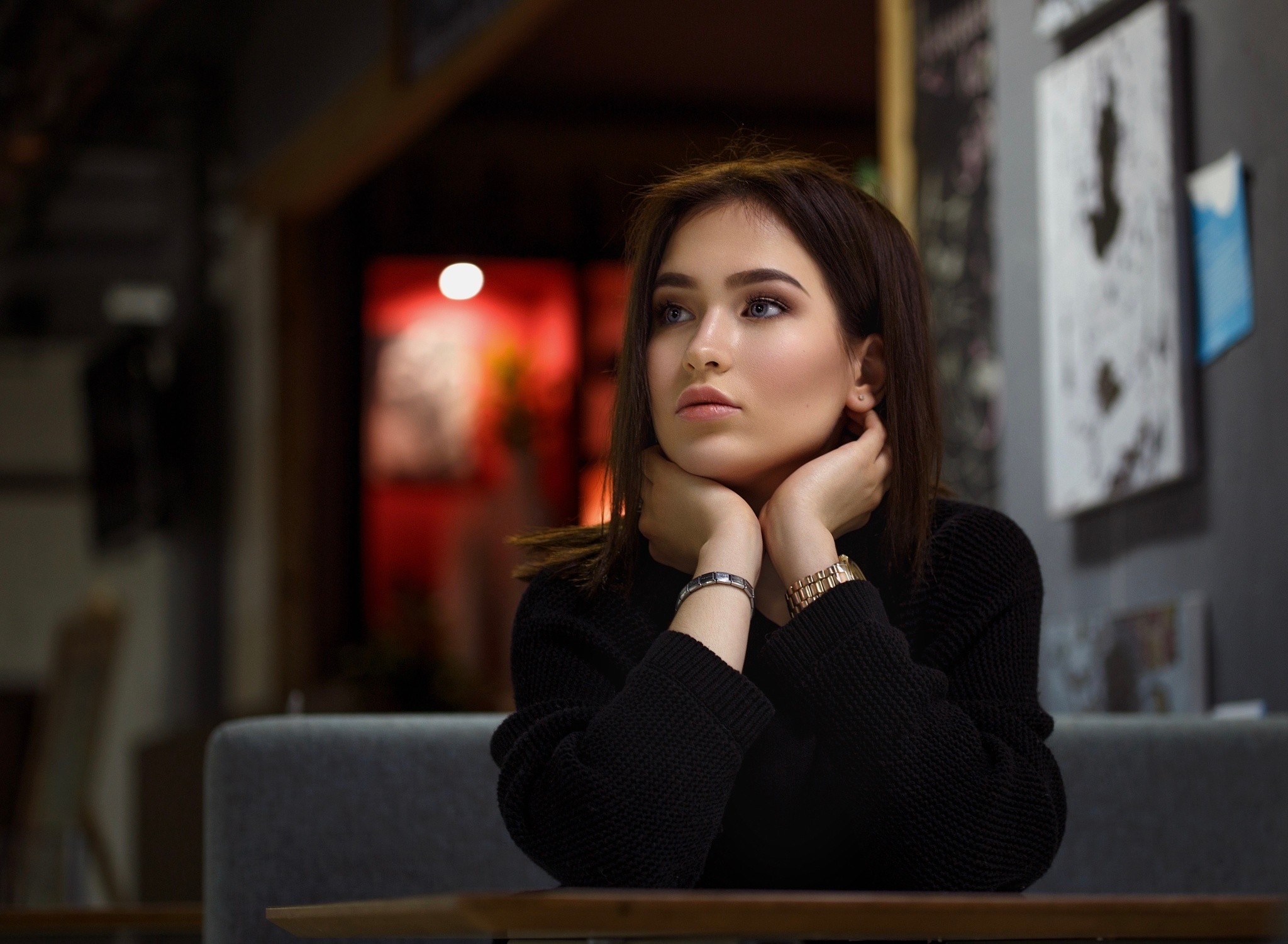 Woman looking away in a cafe HD Wallpaper