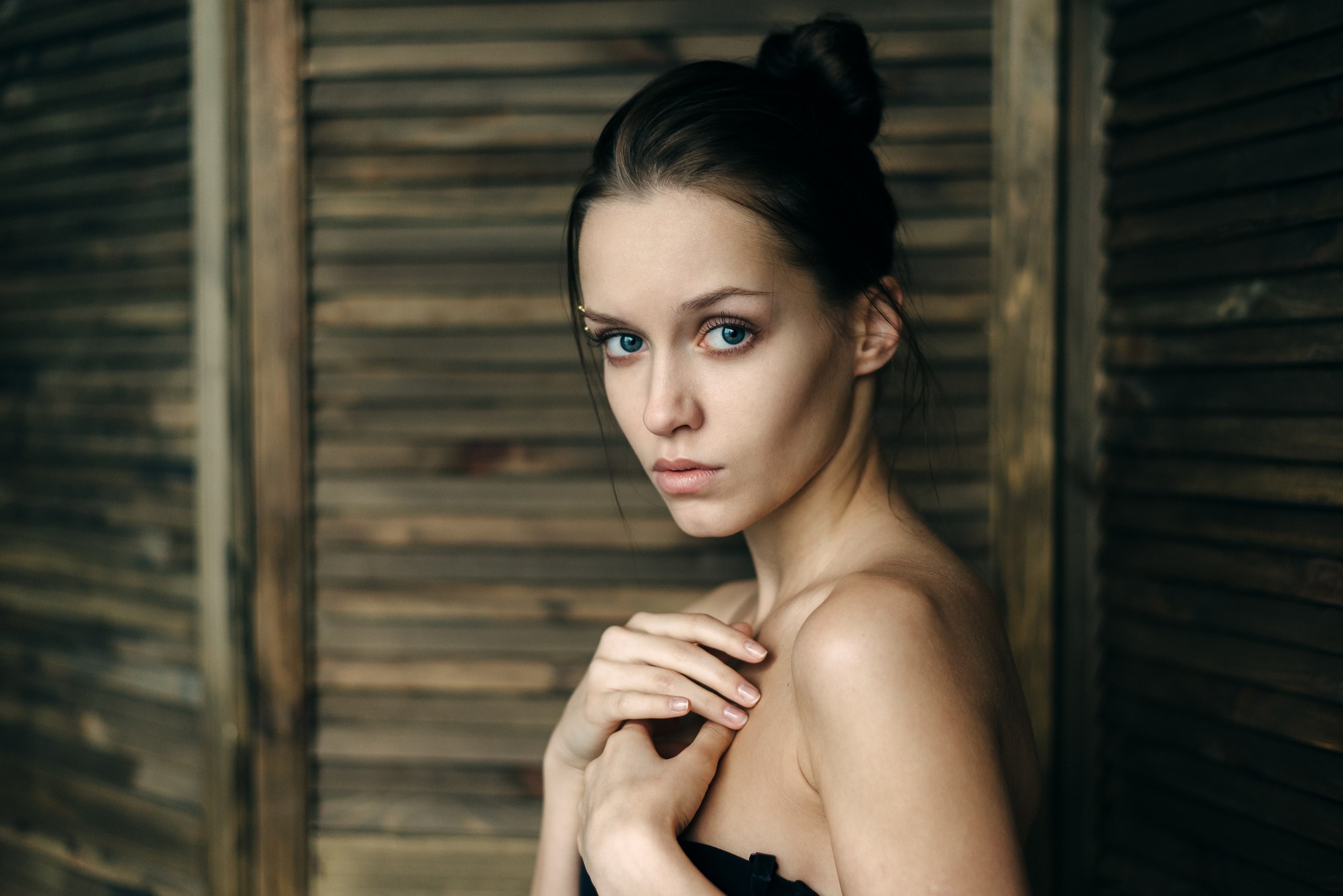 Woman with blue eyes and piercing HD Wallpaper