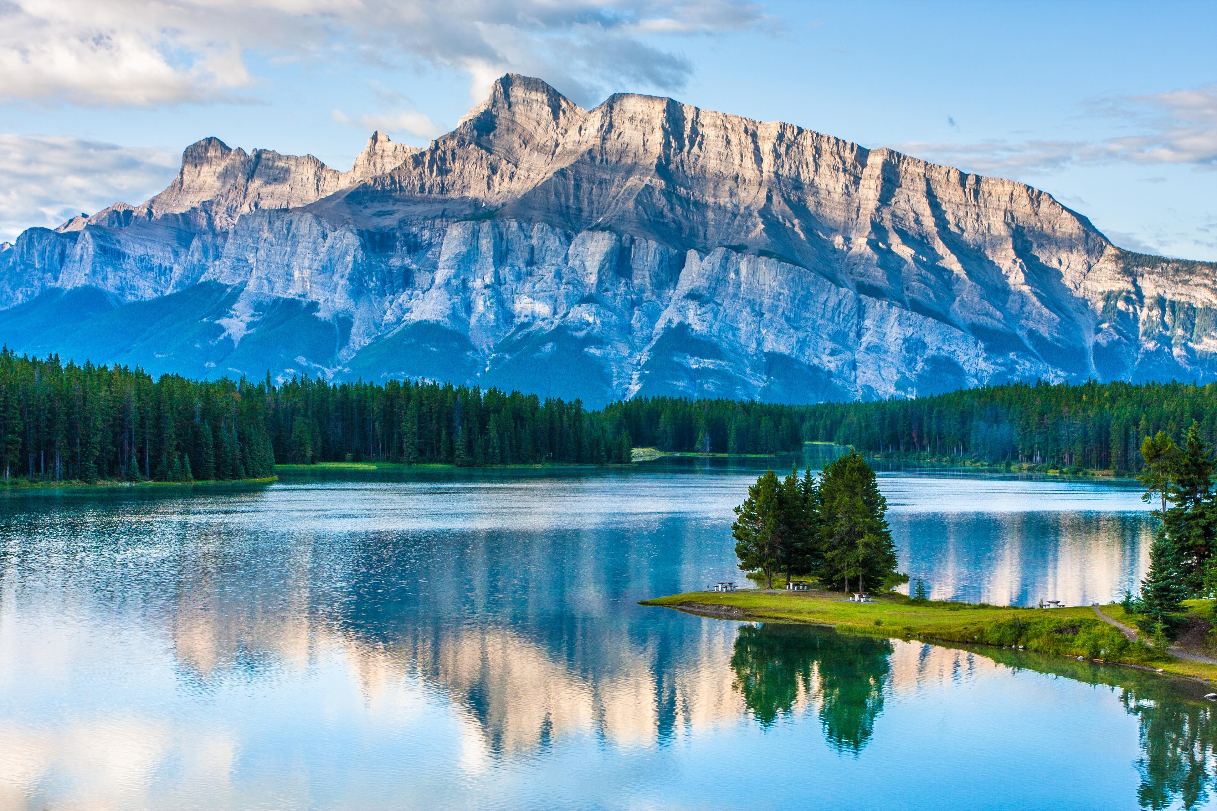 Lake and Mountains in Banff National Park HD Wallpaper