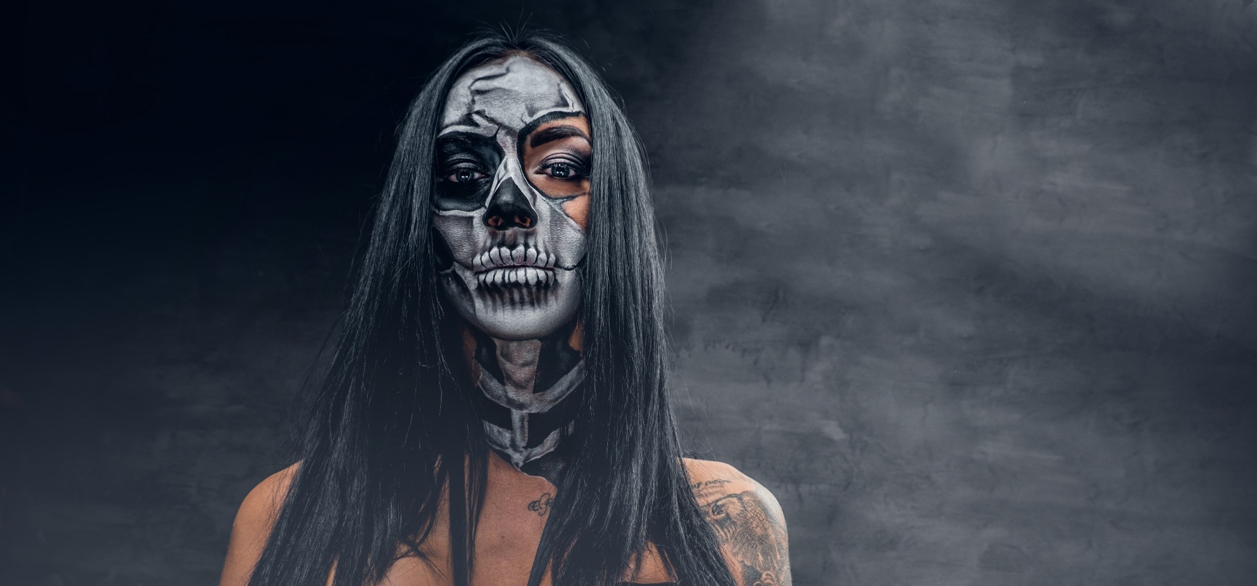 Woman with skull makeup for Dia de los Muertos HD Wallpaper