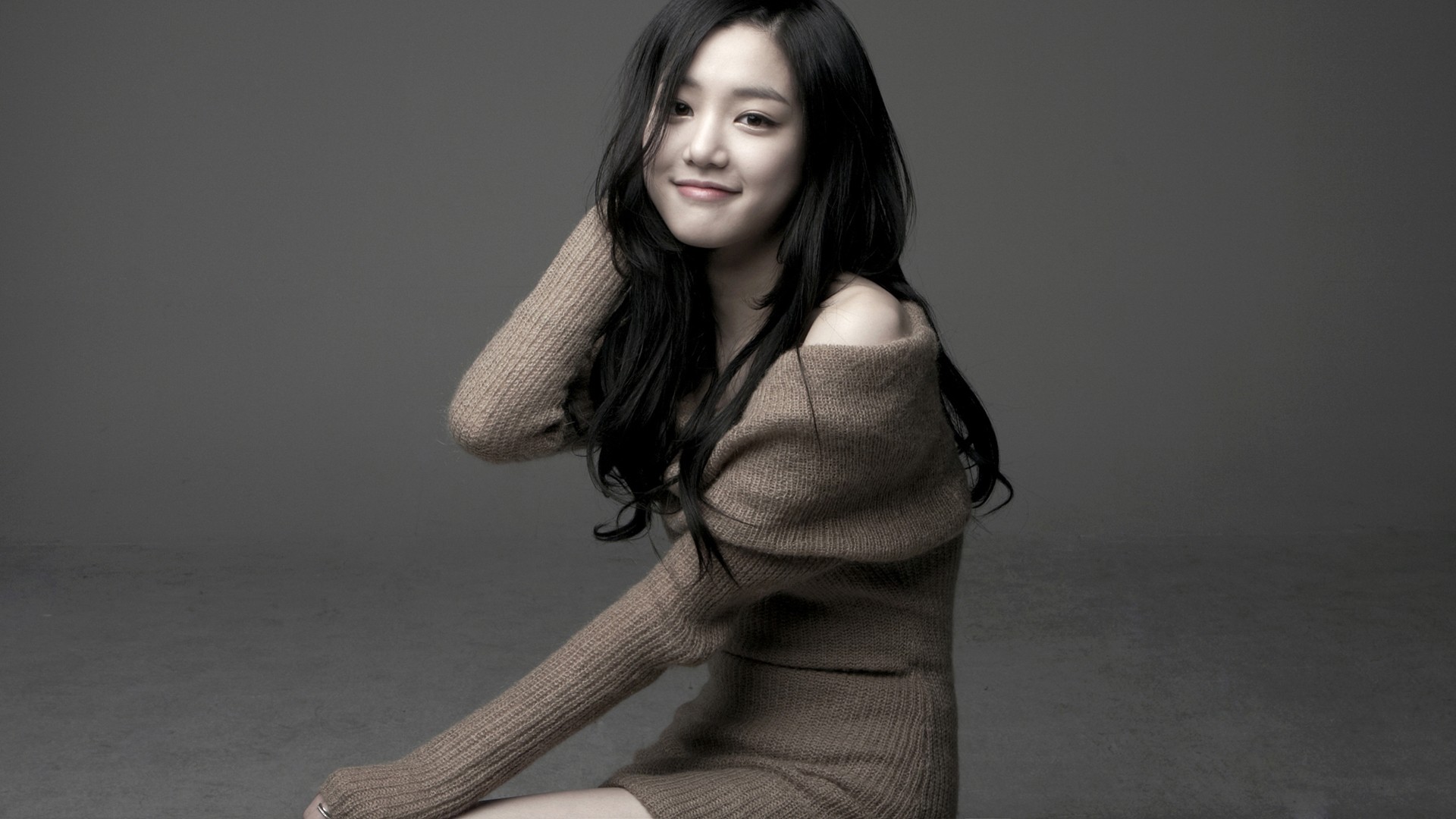 Lee Yu-Bi in a brown sweater HD Wallpaper