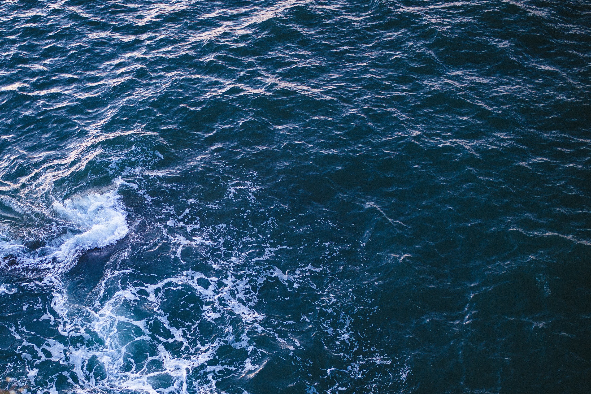 Dark blue ocean waves with white foam HD Wallpaper