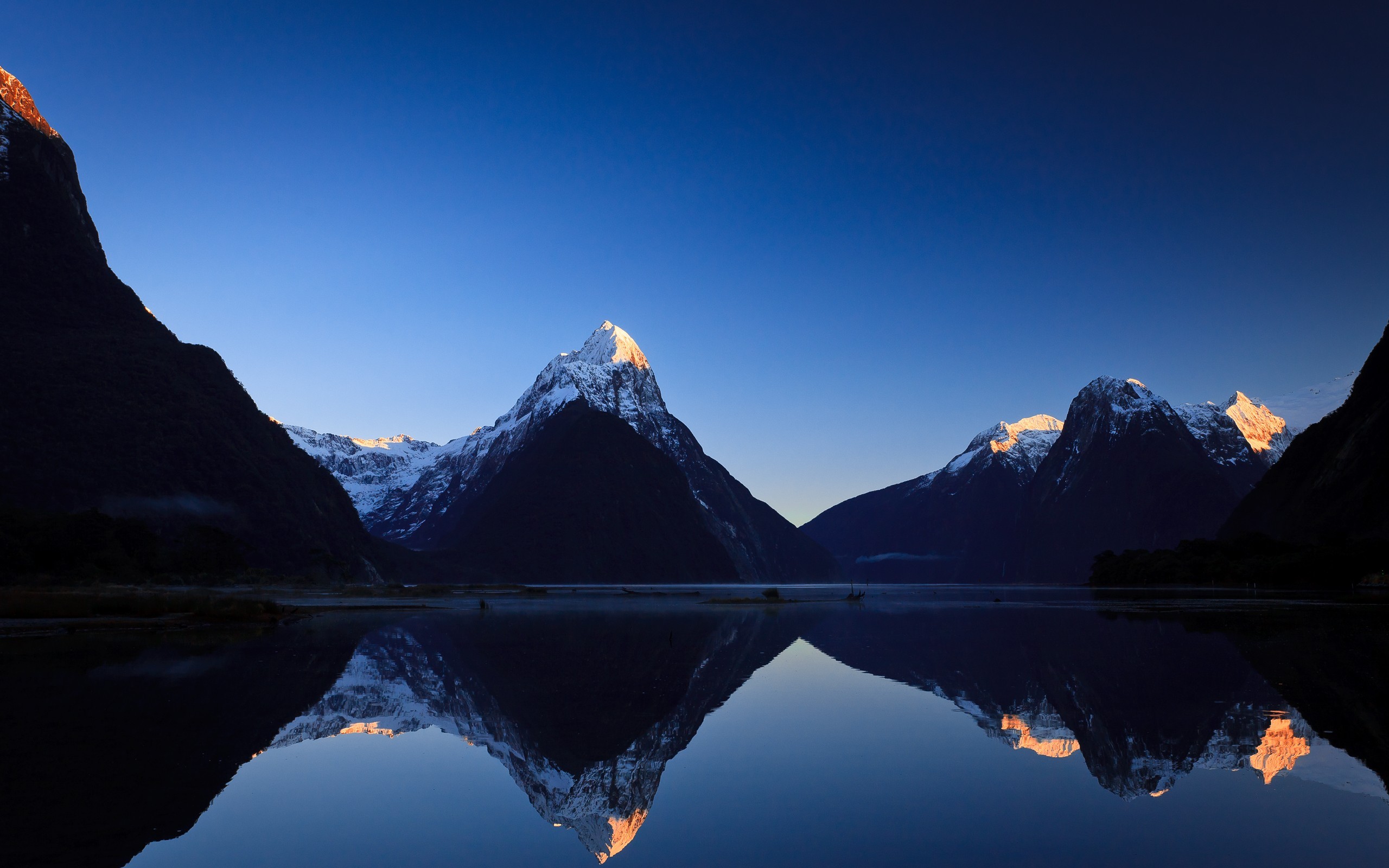 Milford Sound mountains reflected in calm water at sunrise HD Wallpaper