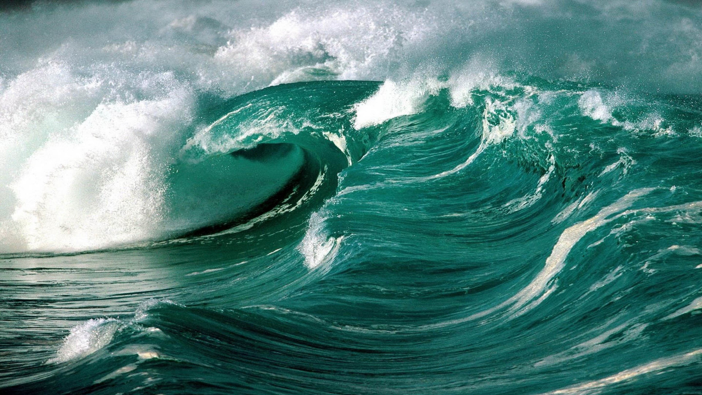 Crashing ocean waves with white foam HD Wallpaper