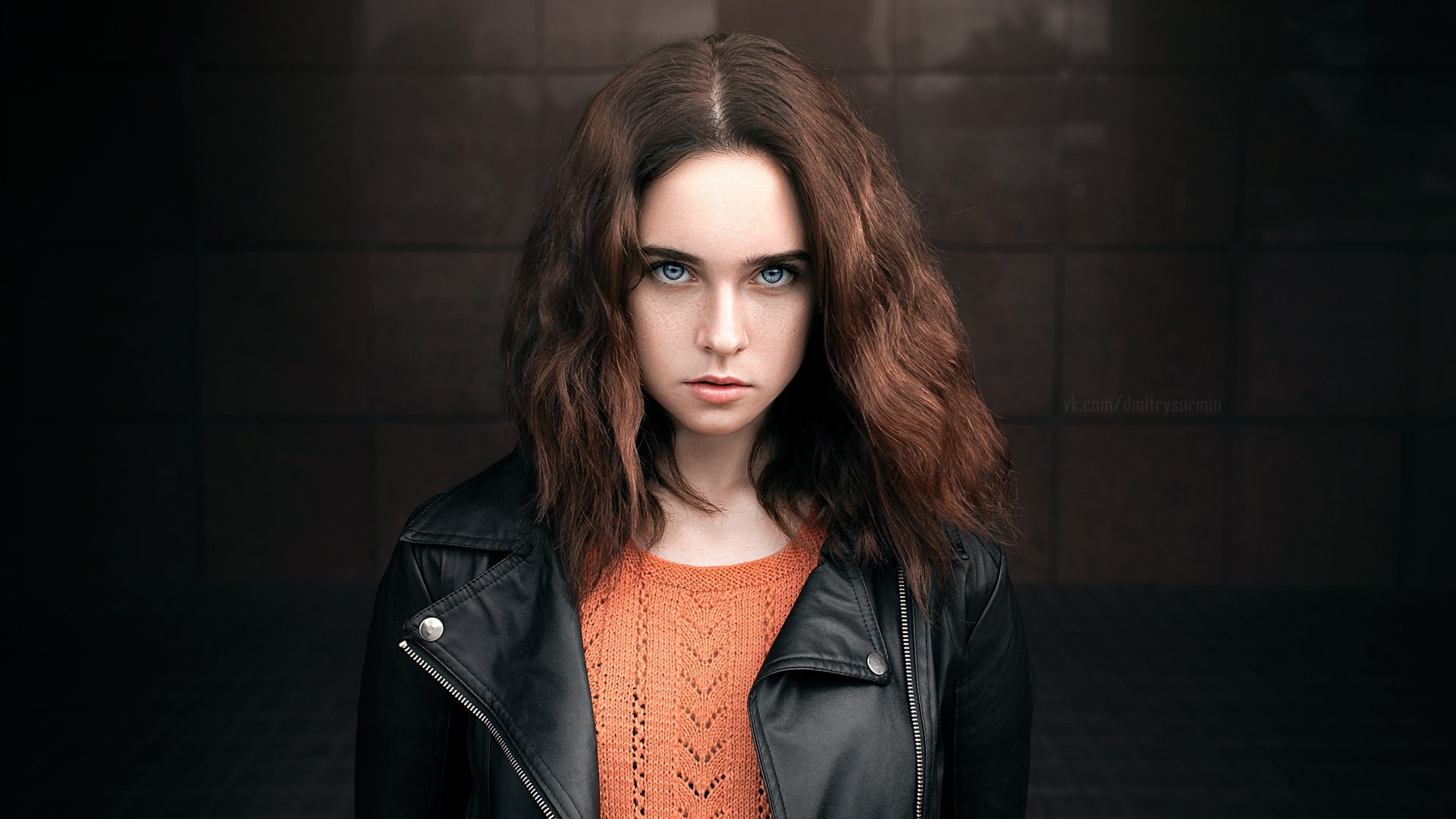 Woman with blue eyes wearing a leather jacket HD Wallpaper