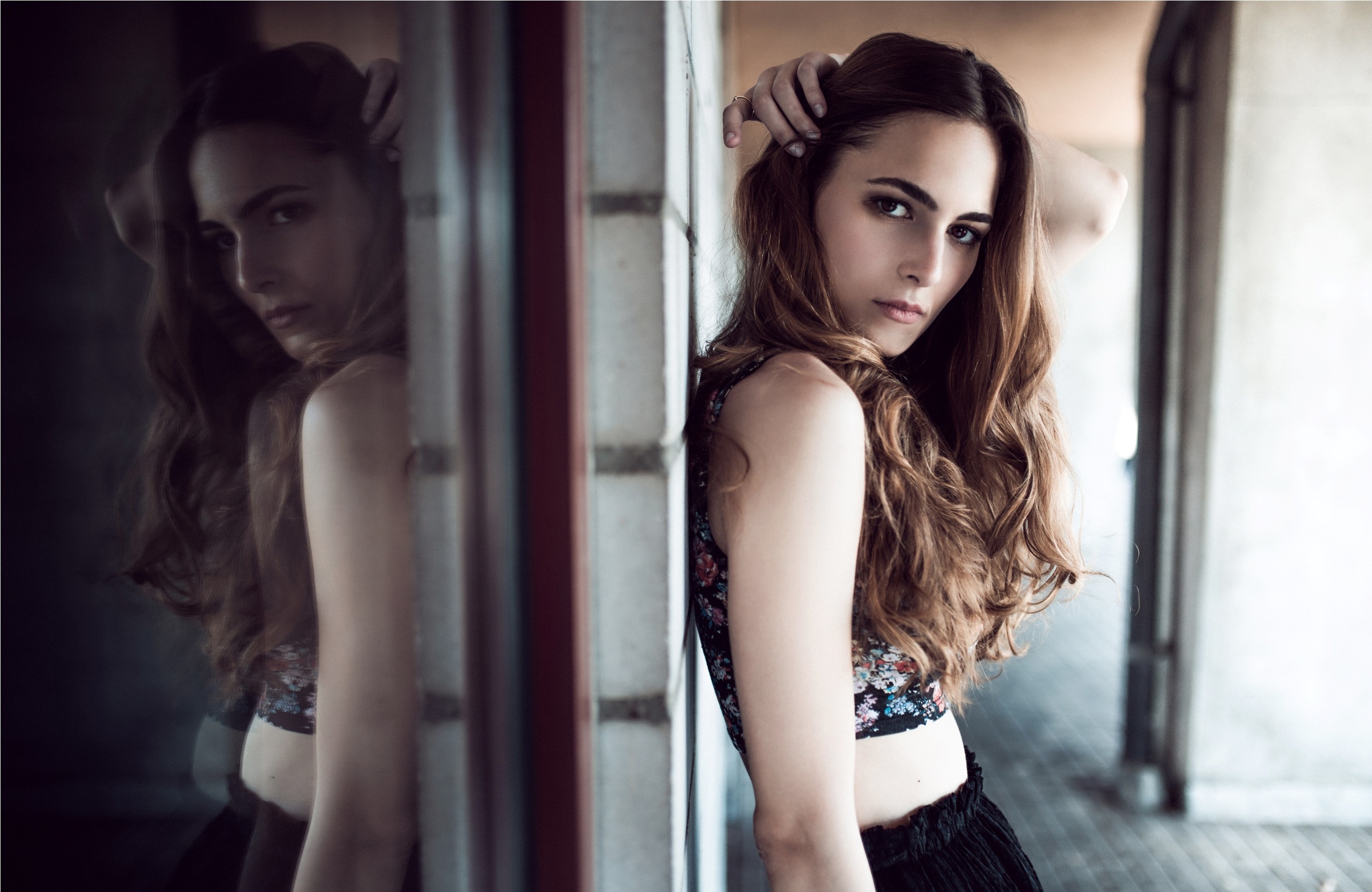 Woman leaning against a wall with reflection HD Wallpaper
