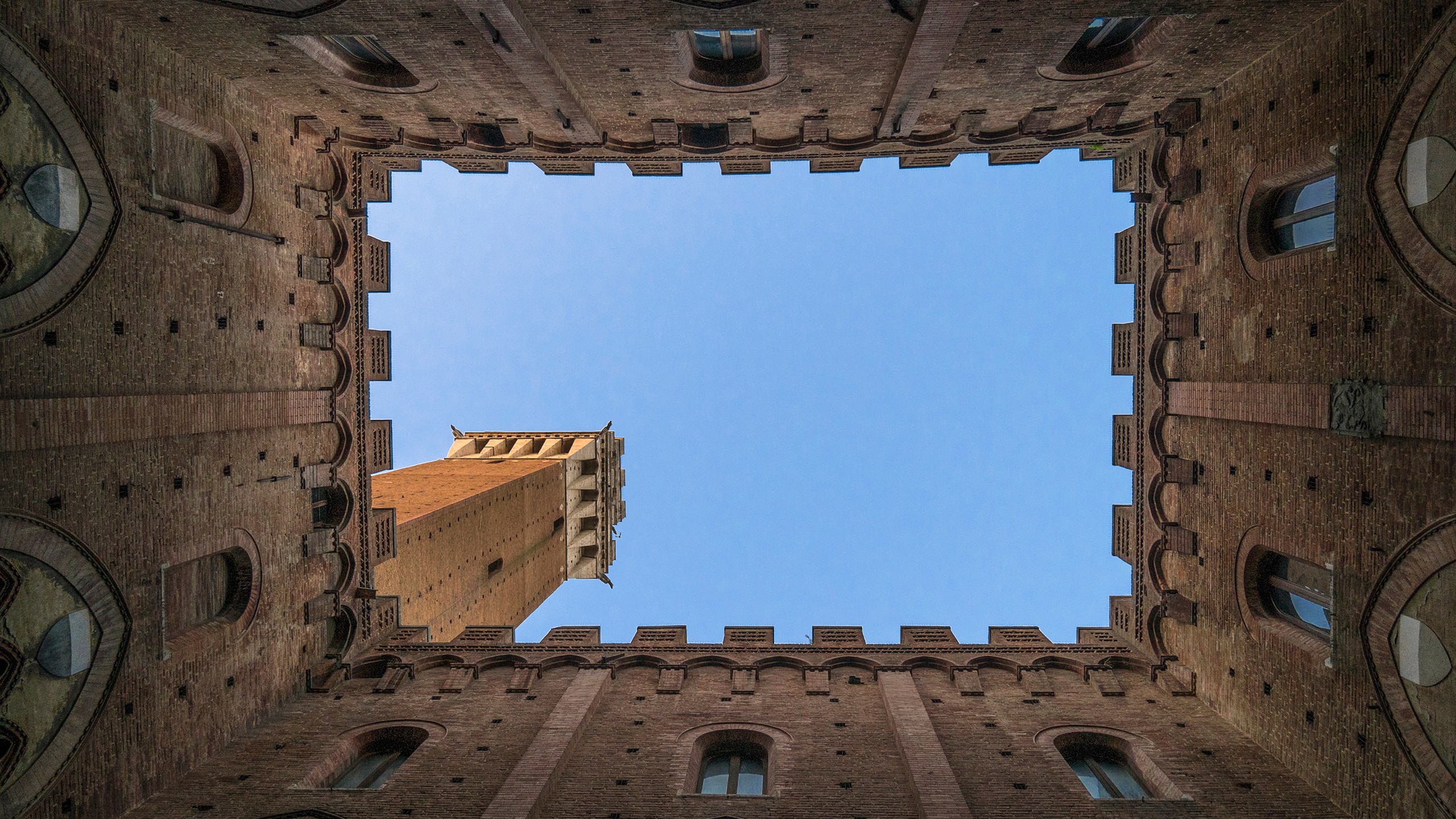 Torre del Mangia in Siena, Italy HD Wallpaper