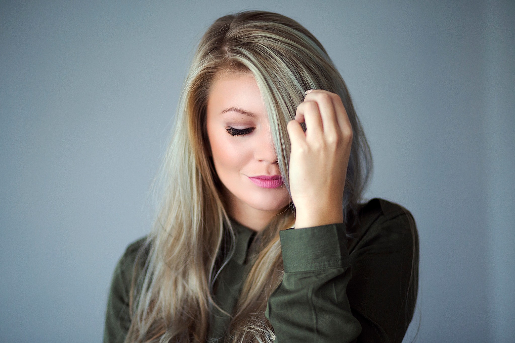 Paulina Horawa with hand in hair HD Wallpaper