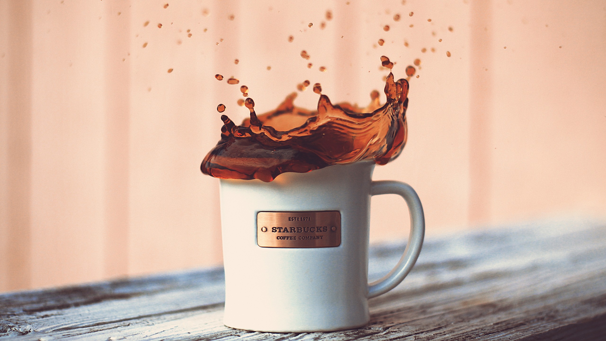 Starbucks coffee cup with splash HD Wallpaper