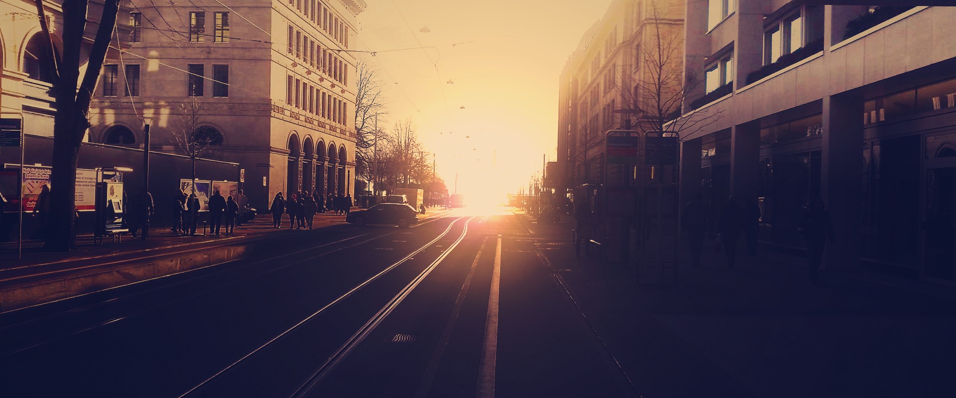City street at sunrise with sun rays HD Wallpaper